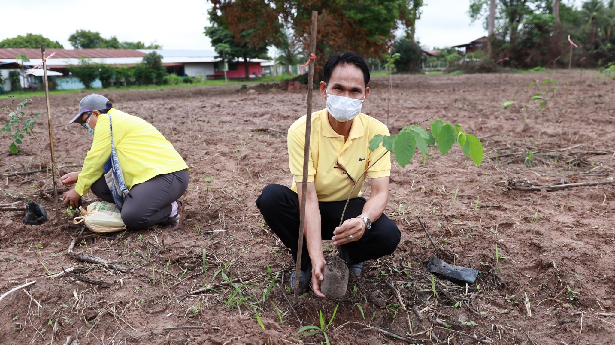 จังหวัดสกลนคร : KICK OFF โครงการปลูกป่าชุมชนเฉลิมพระเกียรติ พระบาทสมเด็จพระเจ้าอยู่หัว เนื่องในโอกาสมหามงคลเฉลิมพระชนมพรรษา 70 พรรษา 28 กรกฎาคม 2565 และ สมเด็จพระนางเจ้าสิริกิติ์ พระบรมราชินีนาถ พระบรมราชชนนีพันปีหลวง เนื่องในโอกาสมหามงคลเฉลิมพระชนมพรรษา 90 พรรษา 12 สิงหาคม 2565 และ โครงการ “ปลูกป่าในใจคน” ขยายผลการท่องเที่ยวโดยชุมชนตามรอยองค์หลวงปู่มั่น ภูริทัตโต