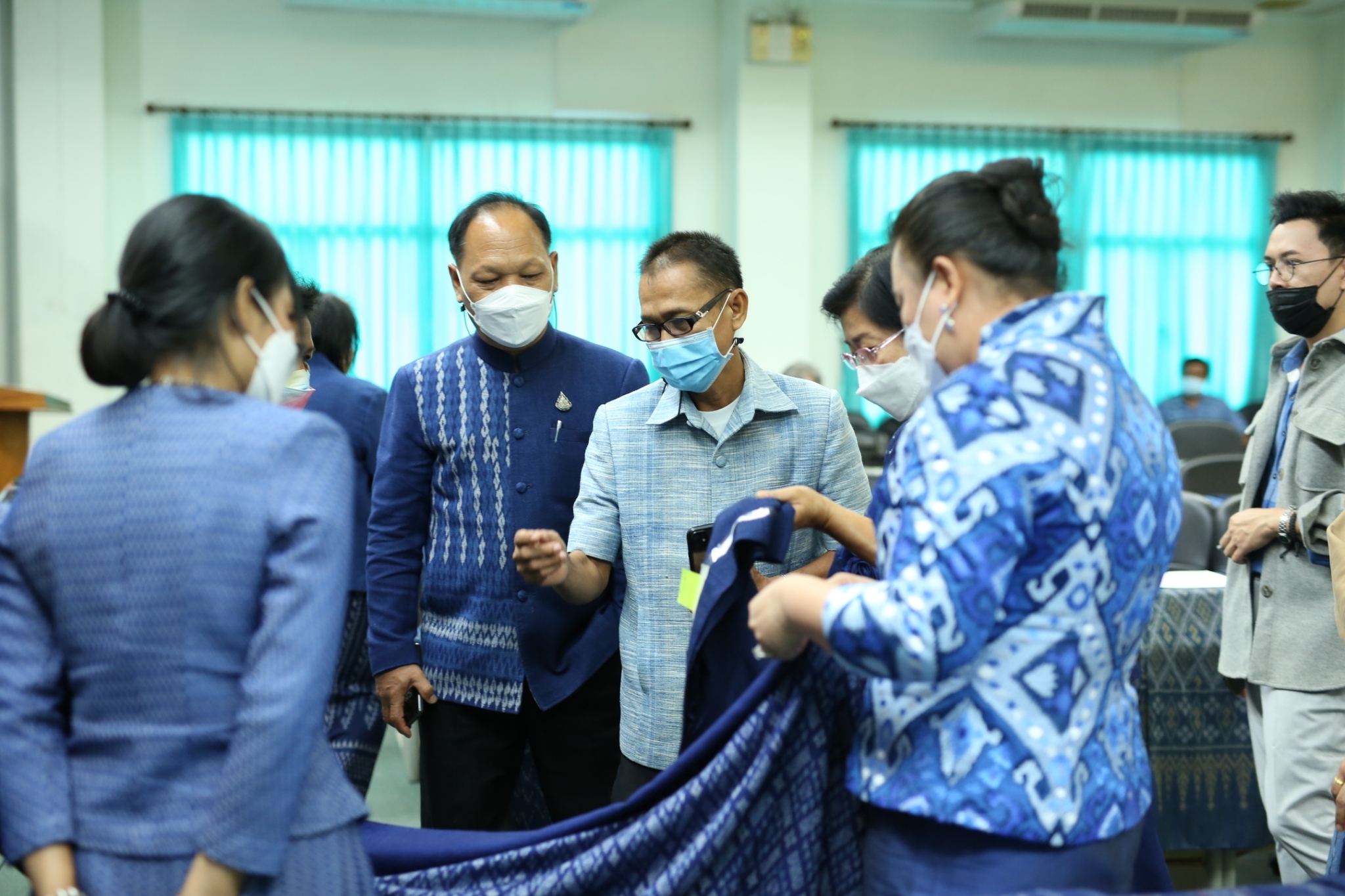จังหวัดสกลนคร : จัดประกวดลายผ้าย้อมครามประจำจังหวัดสกลนคร “สืบสาน อนุรักษ์ศิลป์ผ้าถิ่นไทย ดำรงไว้ในแผ่นดิน” ประจำปี 2565
