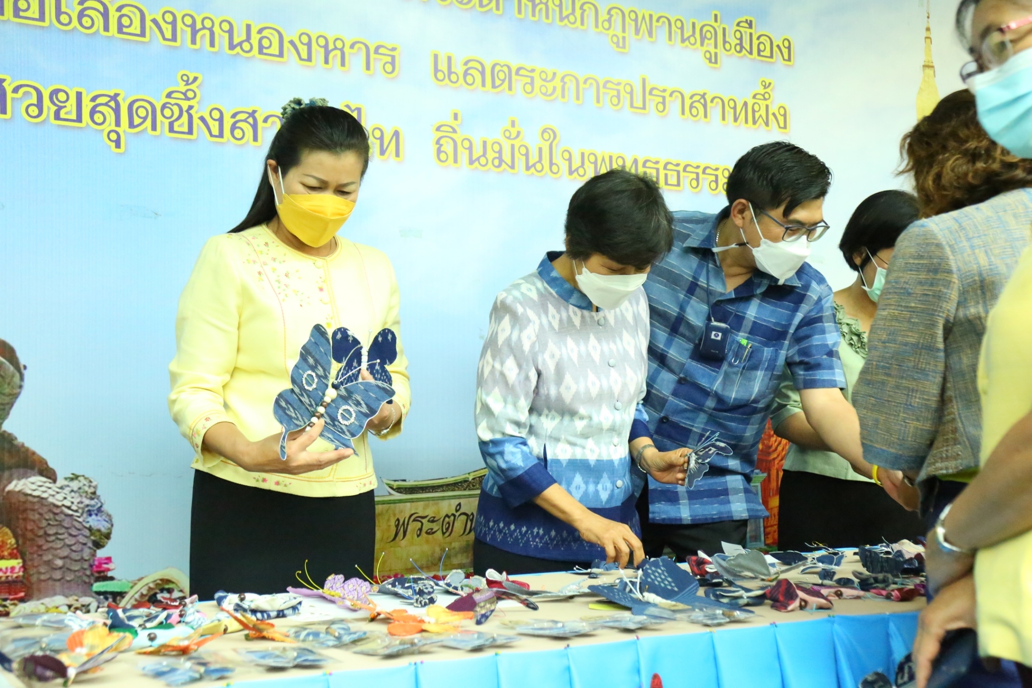 จังหวัดสกลนคร : คัดสรรผีเสื้อเพื่อประดับในนิทรรศการเฉลิมพระเกียรติสมเด็จพระนางเจ้าสิริกิติ์ พระบรมราชินีนาถ พระบรมราชชนนีพันปีหลวง