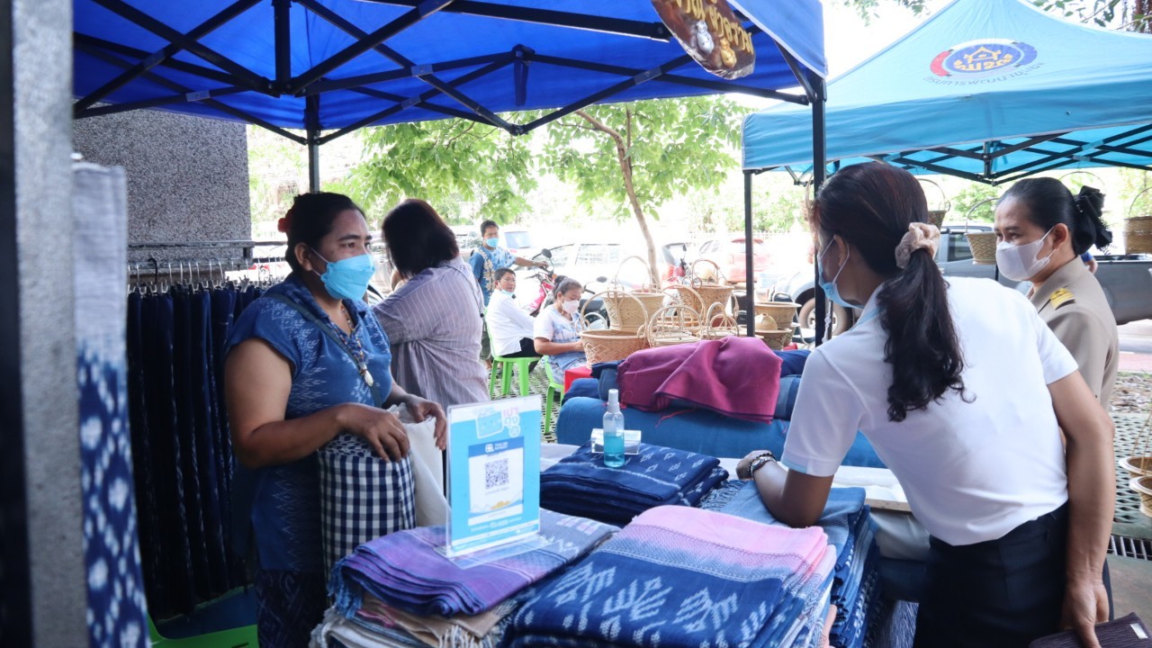 พช.สกลนคร : จัดตลาดนัดสินค้า OTOP สู้ภัยโควิด-19 ครั้งที่ 6