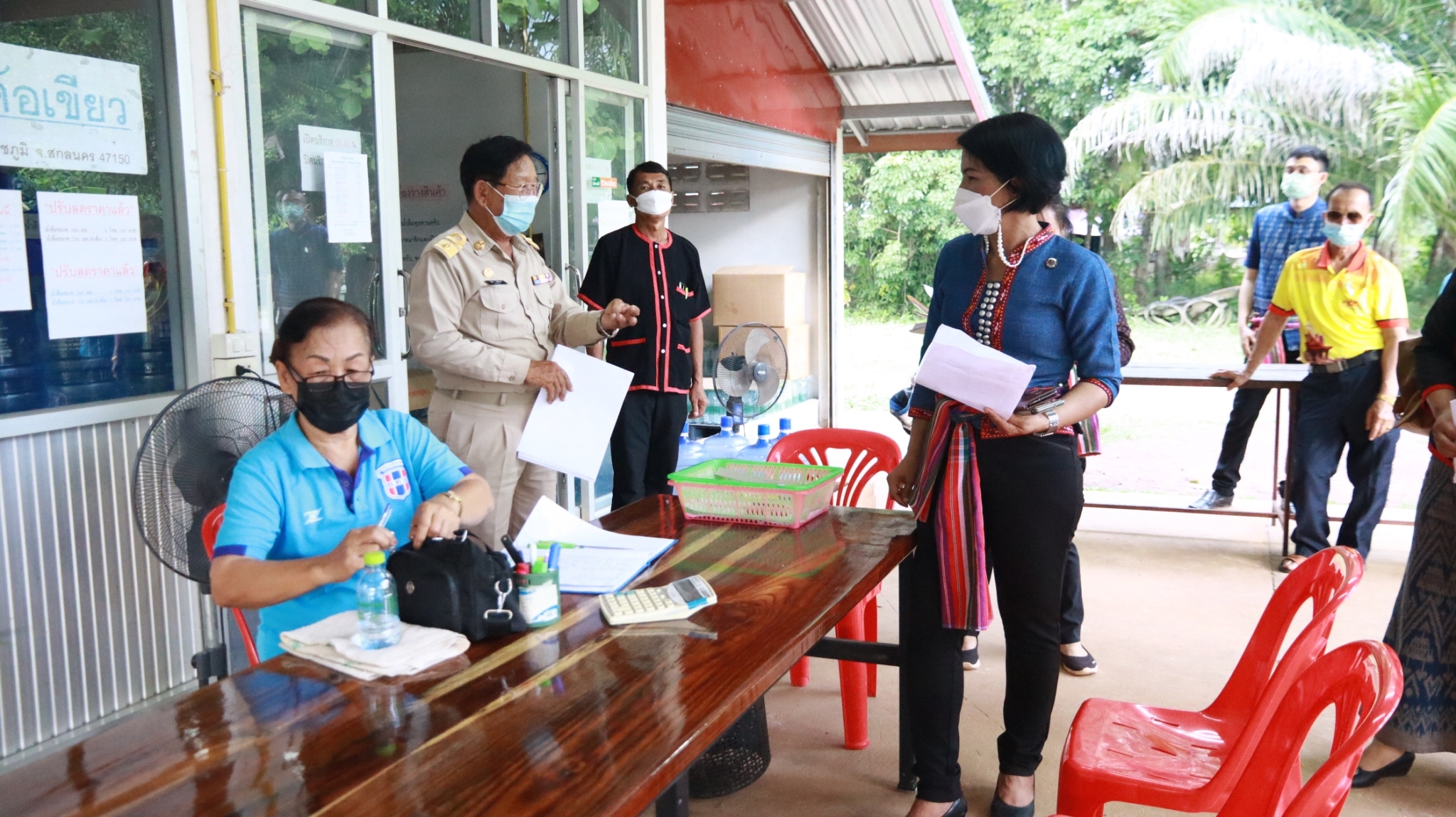 พช.สกลนคร : ดำเนินการ คัดสรรหมู่บ้านเศรษฐกิจพอเพียง”อยู่เย็น เป็นสุข” กิจกรรมพัฒนาชุมชนดีเด่น และกิจกรรมเชิดชูเกียรติ  “คนกองทุนพัฒนาบทบาทสตรี” ดีเด่น ประจำปี 2565