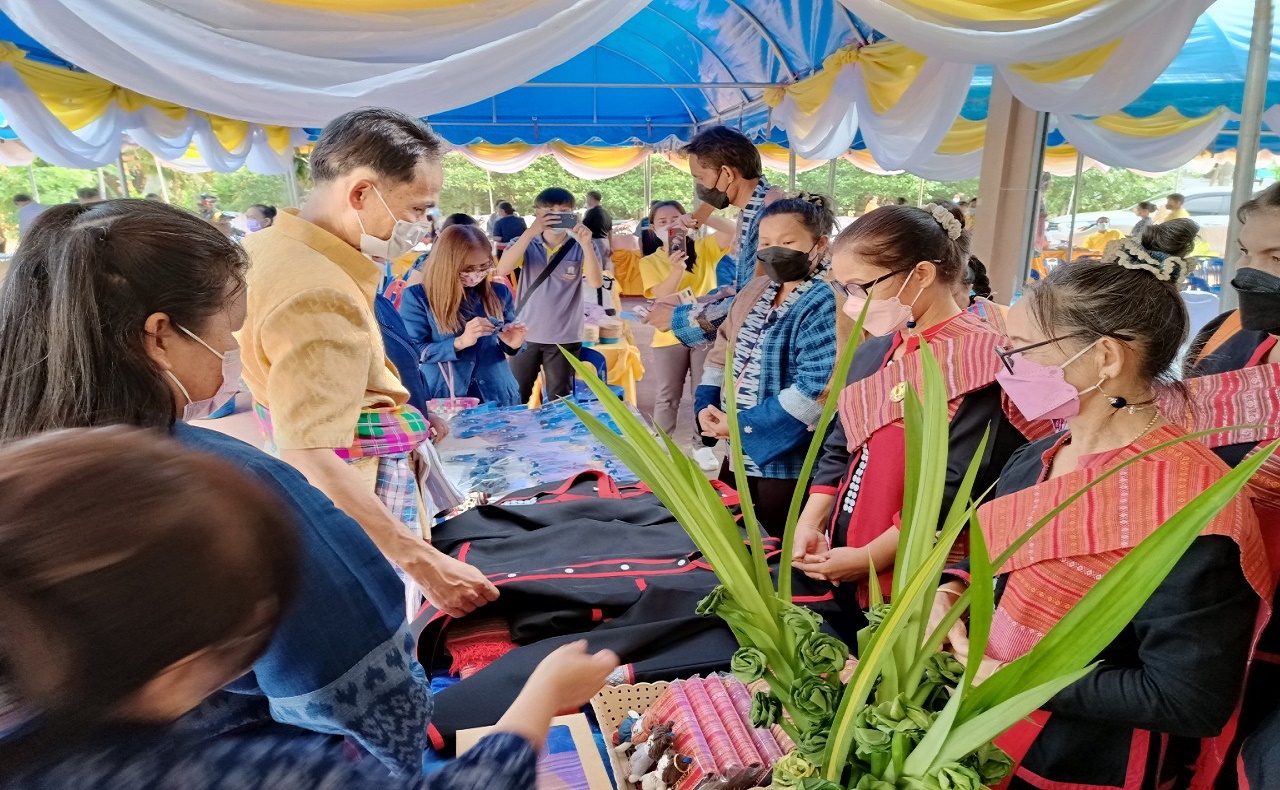 พช.สกลนคร : ดำเนินการ คัดสรรหมู่บ้านเศรษฐกิจพอเพียง”อยู่เย็น เป็นสุข” กิจกรรมพัฒนาชุมชนดีเด่น และกิจกรรมเชิดชูเกียรติ  “คนกองทุนพัฒนาบทบาทสตรี” ดีเด่น ประจำปี 2565