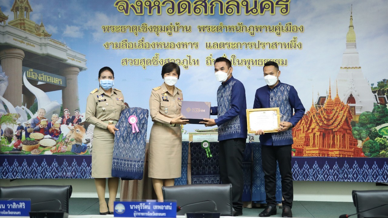จังหวัดสกลนคร : ส่งเสริมและสนับสนุนการสวมใส่ผ้าไทย “สืบสาน อนุรักษ์ศิลป์ผ้าถิ่นไทย ดำรงไว้ในแผ่นดิน” ประจำปี 2565