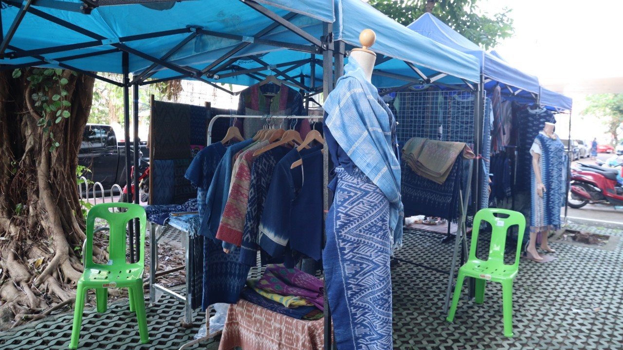 พช.สกลนคร : จัดตลาดนัดสินค้า OTOP สู้ภัยโควิด-19 ครั้งที่ 6
