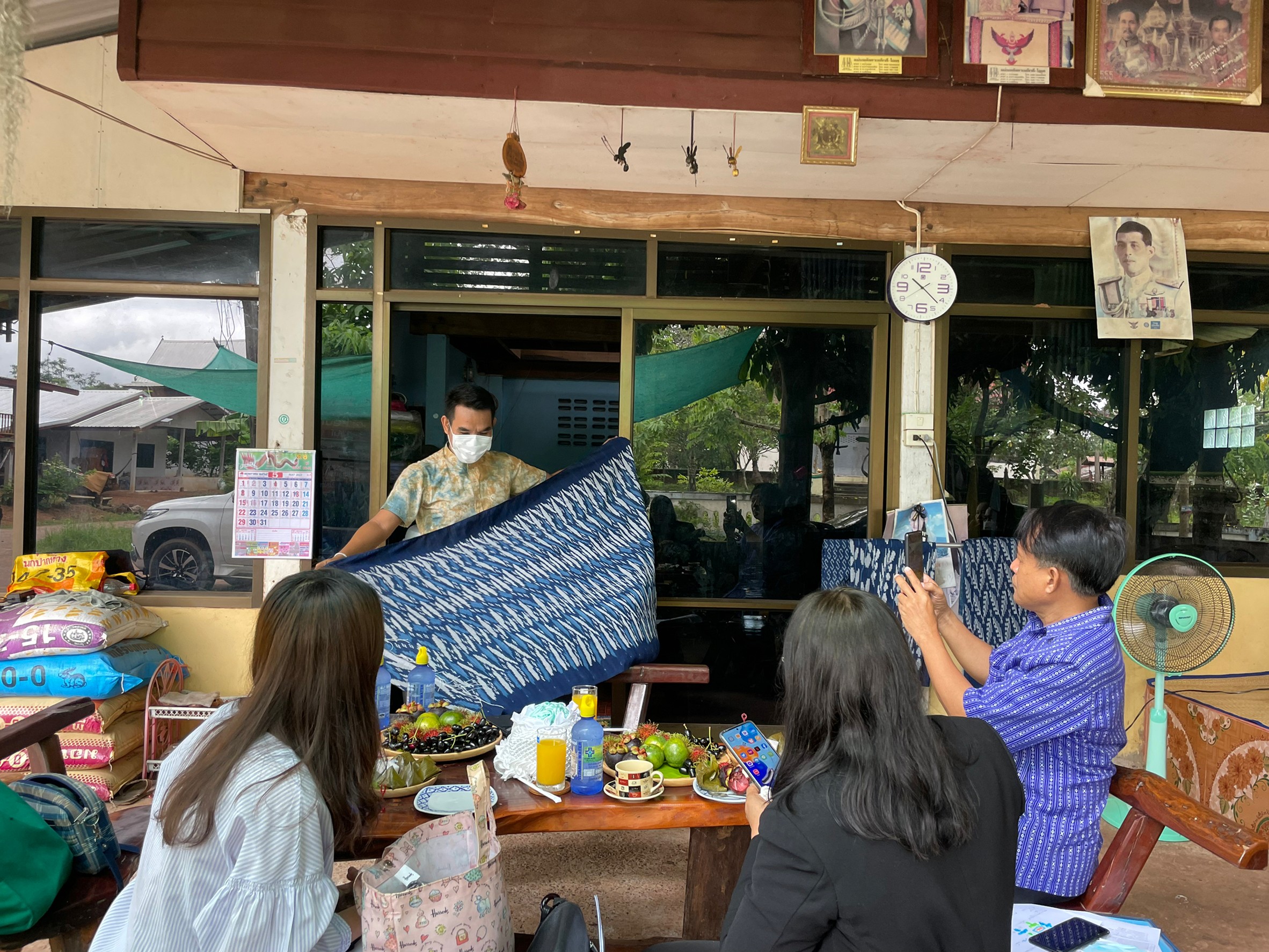 พช.สกลนคร : คณะกรรมการเครือข่ายองค์ความรู้ KBO จังหวัดสกลนคร ติดตามและสนับสนุนการพัฒนาผลิตภัณฑ์ OTOP