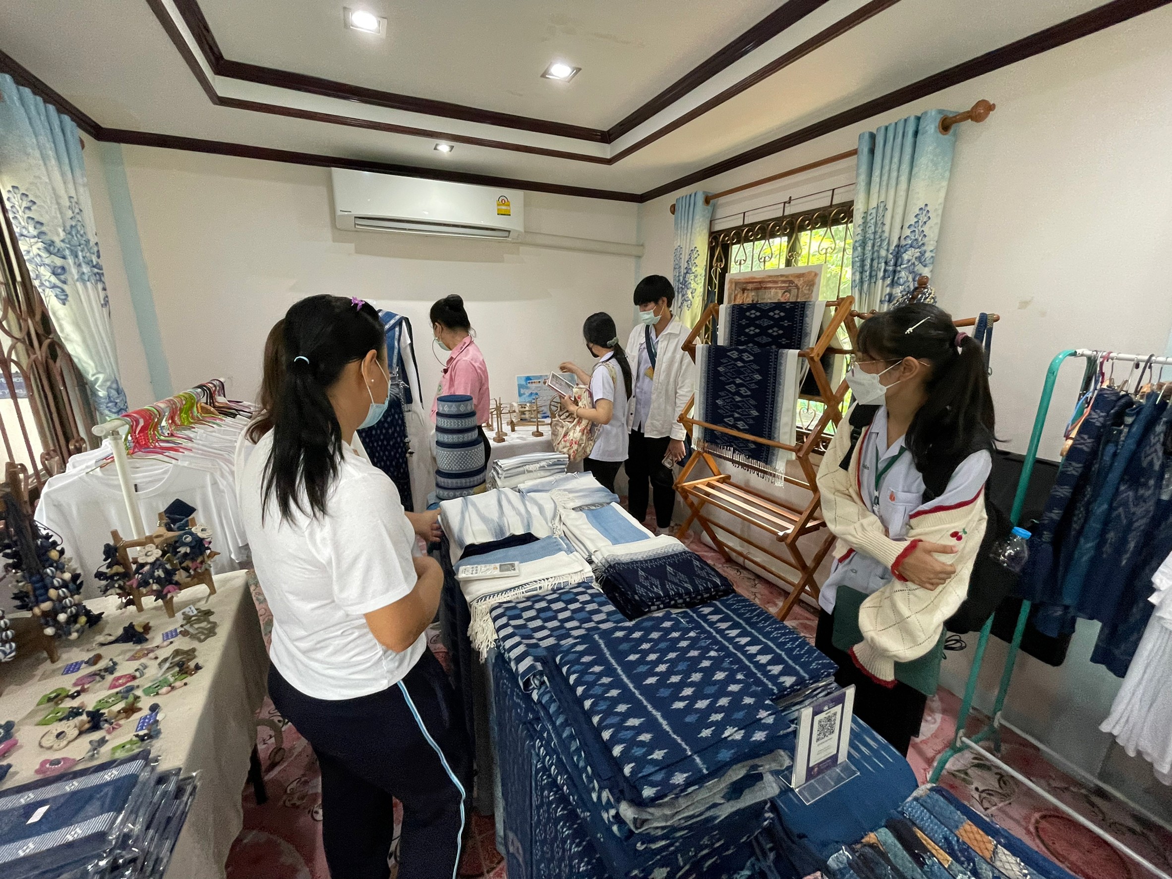 พช.สกลนคร : คณะกรรมการเครือข่ายองค์ความรู้ KBO จังหวัดสกลนคร ติดตามและสนับสนุนการพัฒนาผลิตภัณฑ์ OTOP ครั้งที่ 2
