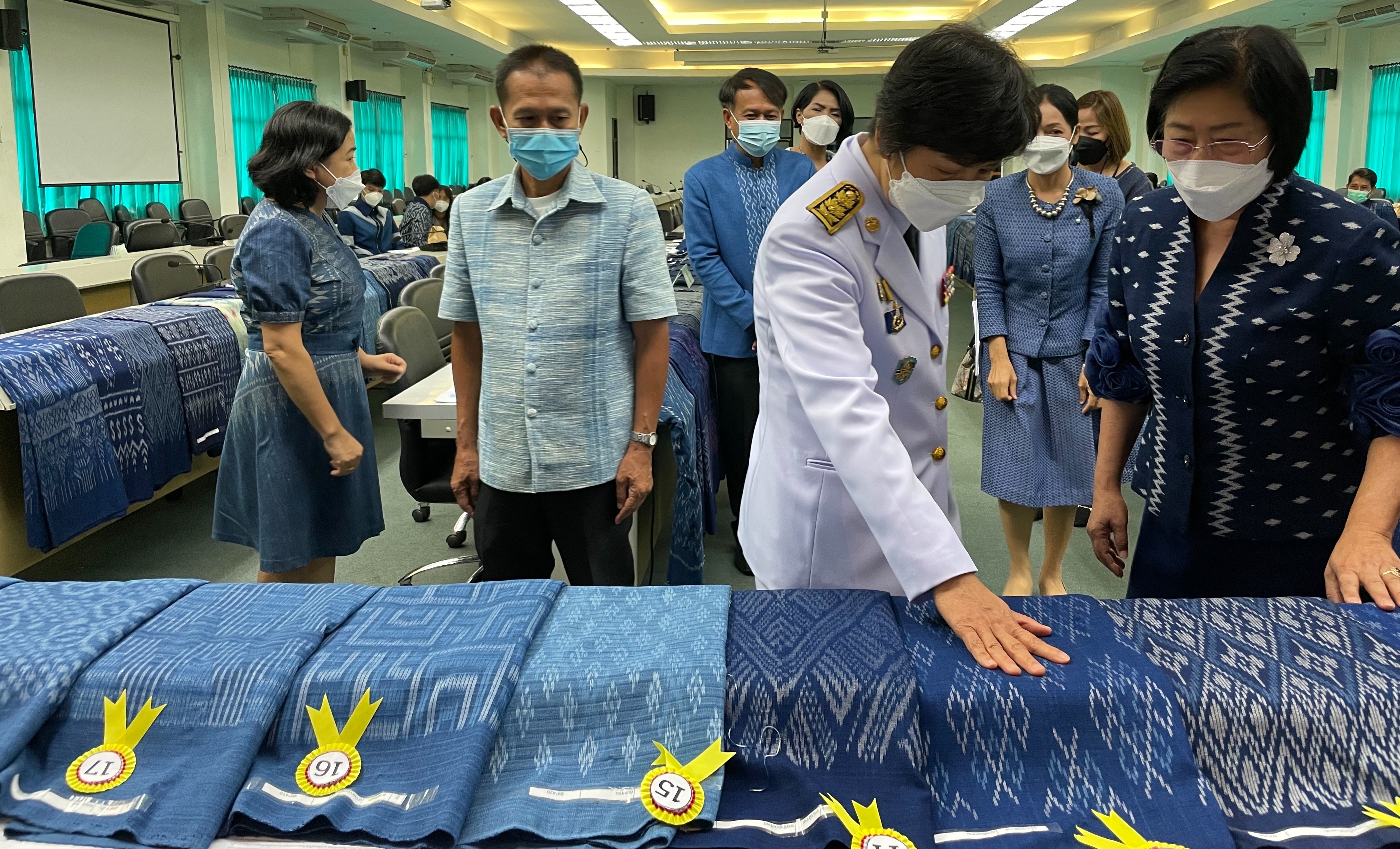 จังหวัดสกลนคร : จัดประกวดลายผ้าย้อมครามประจำจังหวัดสกลนคร “สืบสาน อนุรักษ์ศิลป์ผ้าถิ่นไทย ดำรงไว้ในแผ่นดิน” ประจำปี 2565
