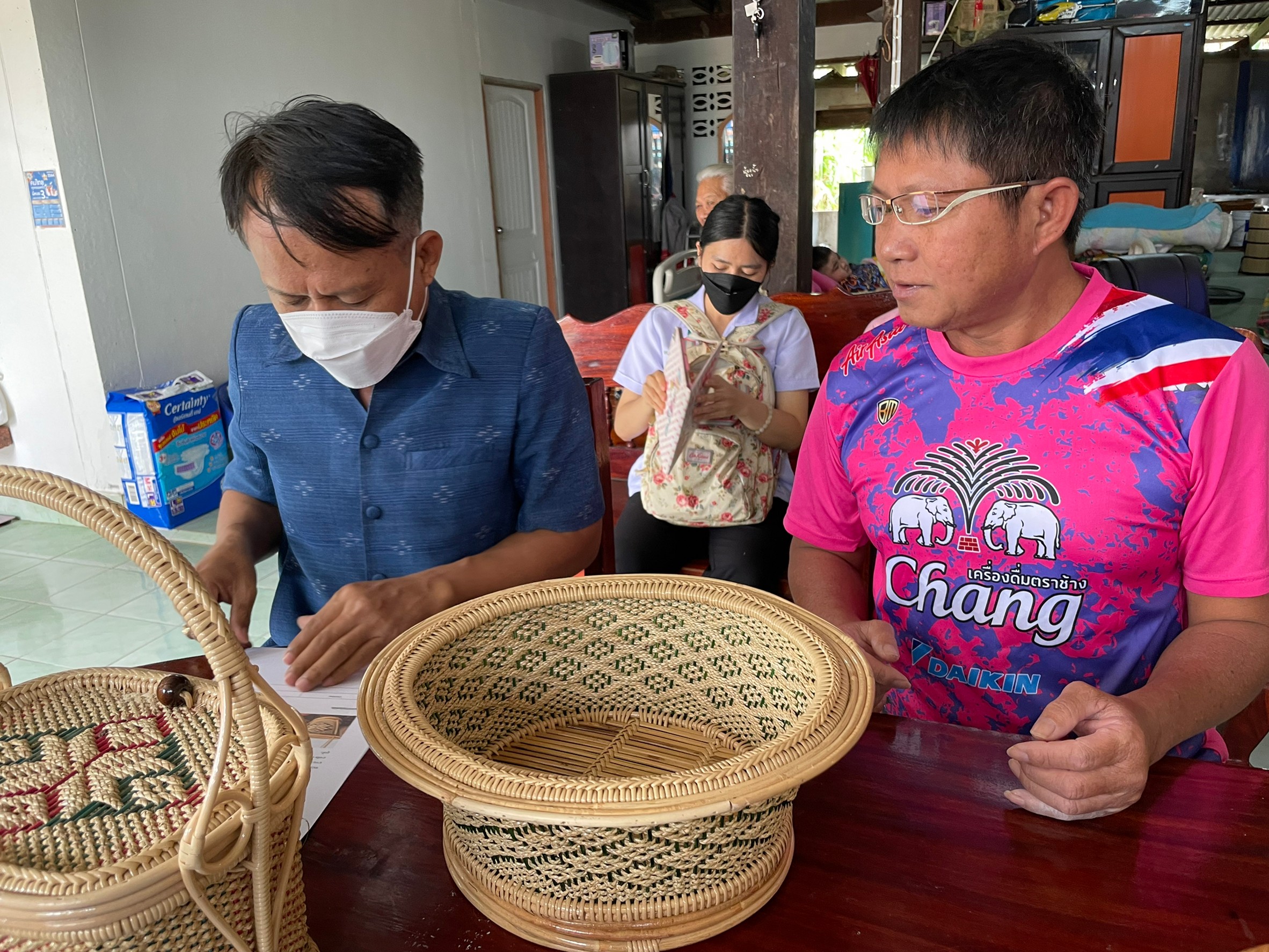 พช.สกลนคร : คณะกรรมการเครือข่ายองค์ความรู้ KBO จังหวัดสกลนคร ติดตามและสนับสนุนการพัฒนาผลิตภัณฑ์ OTOP ครั้งที่ 2