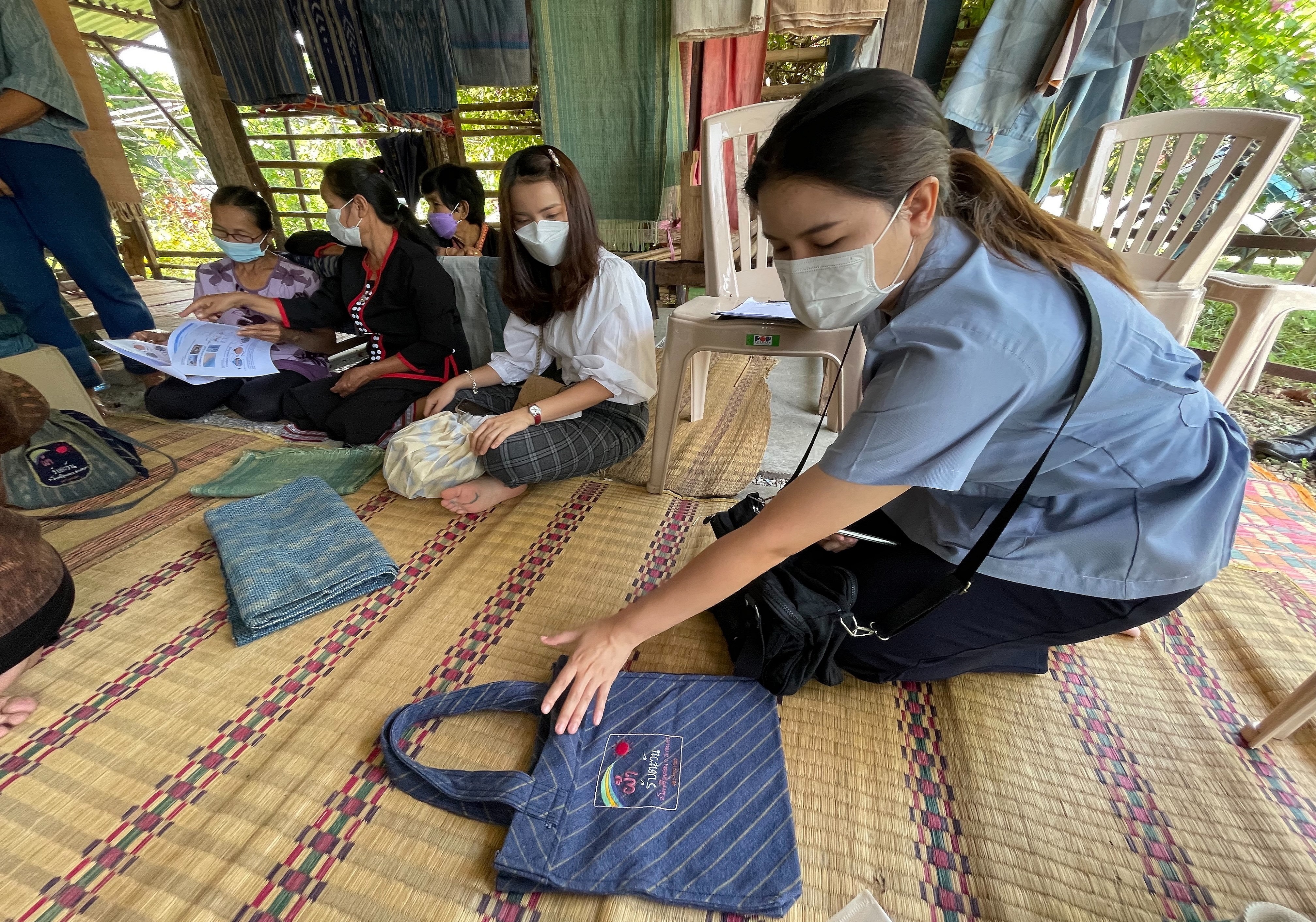 พช.สกลนคร : คณะกรรมการเครือข่ายองค์ความรู้ KBO จังหวัดสกลนคร ติดตามและสนับสนุนการพัฒนาผลิตภัณฑ์ OTOP
