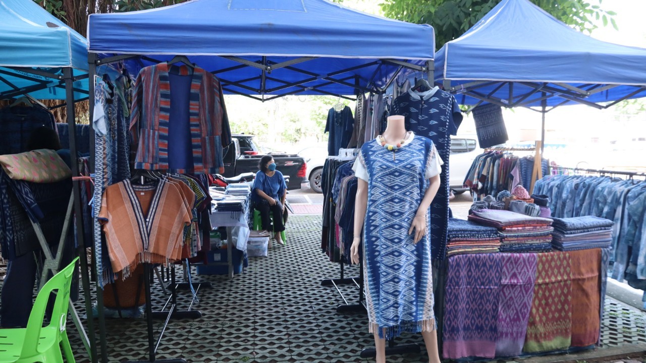 พช.สกลนคร : จัดตลาดนัดสินค้า OTOP สู้ภัยโควิด-19 ครั้งที่ 6