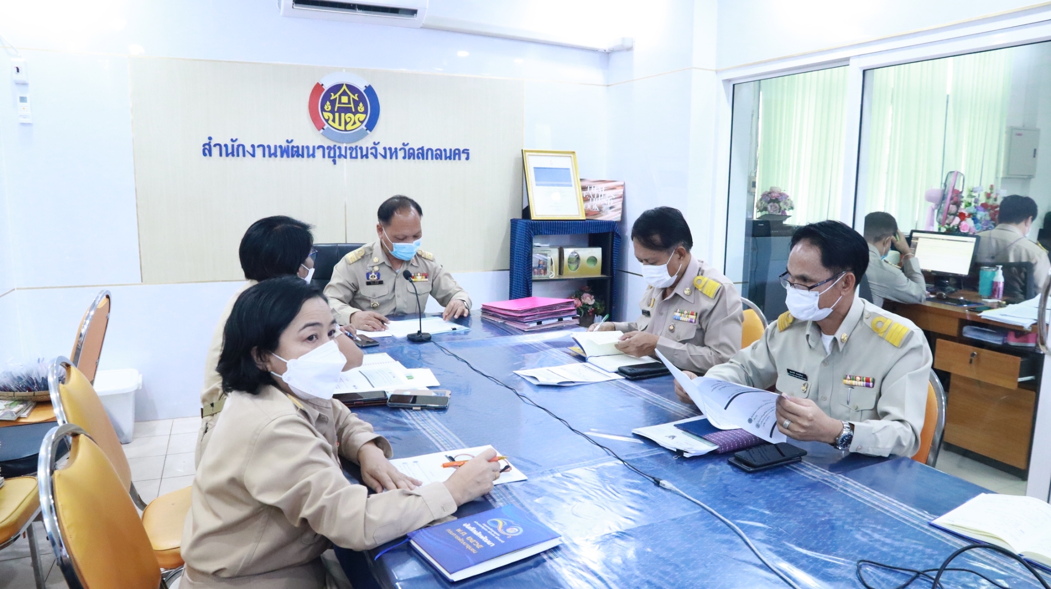 พช.สกลนคร : ร่วมประชุมติดตามการขับเคลื่อนการดำเนินงานขจัดความยากจนและพัฒนาคนทุกช่วงวัยอย่างยั่งยืนตามหลักปรัชญาของเศรษฐกิจพอเพียง