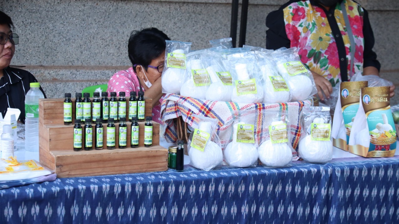 พช.สกลนคร : จัดตลาดนัดสินค้า OTOP สู้ภัยโควิด-19 ครั้งที่ 6
