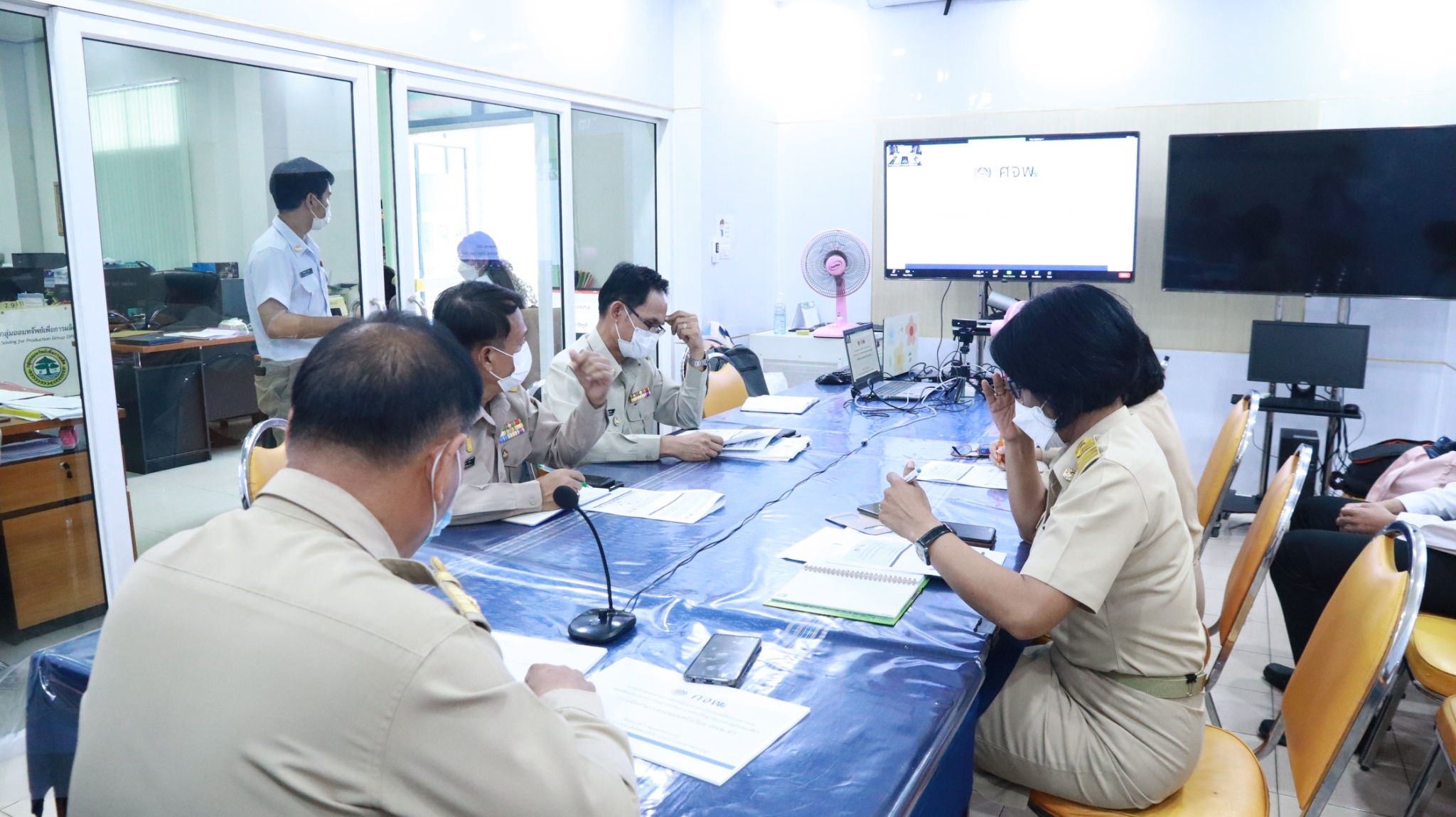 พช.สกลนคร : ร่วมประชุมติดตามการขับเคลื่อนการดำเนินงานขจัดความยากจนและพัฒนาคนทุกช่วงวัยอย่างยั่งยืนตามหลักปรัชญาของเศรษฐกิจพอเพียง
