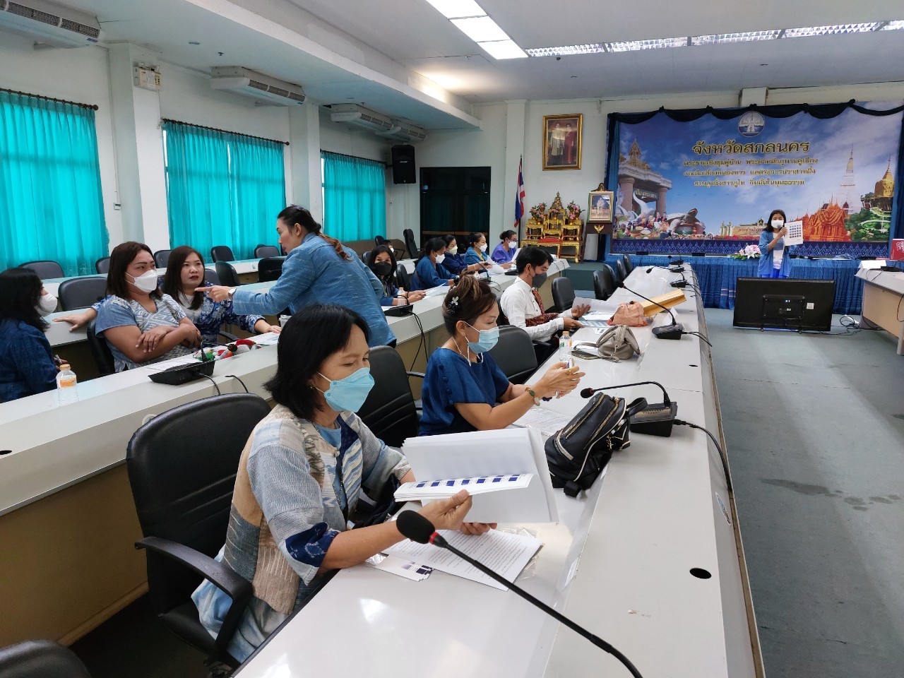 พช.สกลนคร : จัดประชุมผู้ผลิตผู้ประกอบการ OTOP จังหวัดสกลนคร เพื่อพิจารณาเข้าร่วมงาน OTOP Midyear 2022