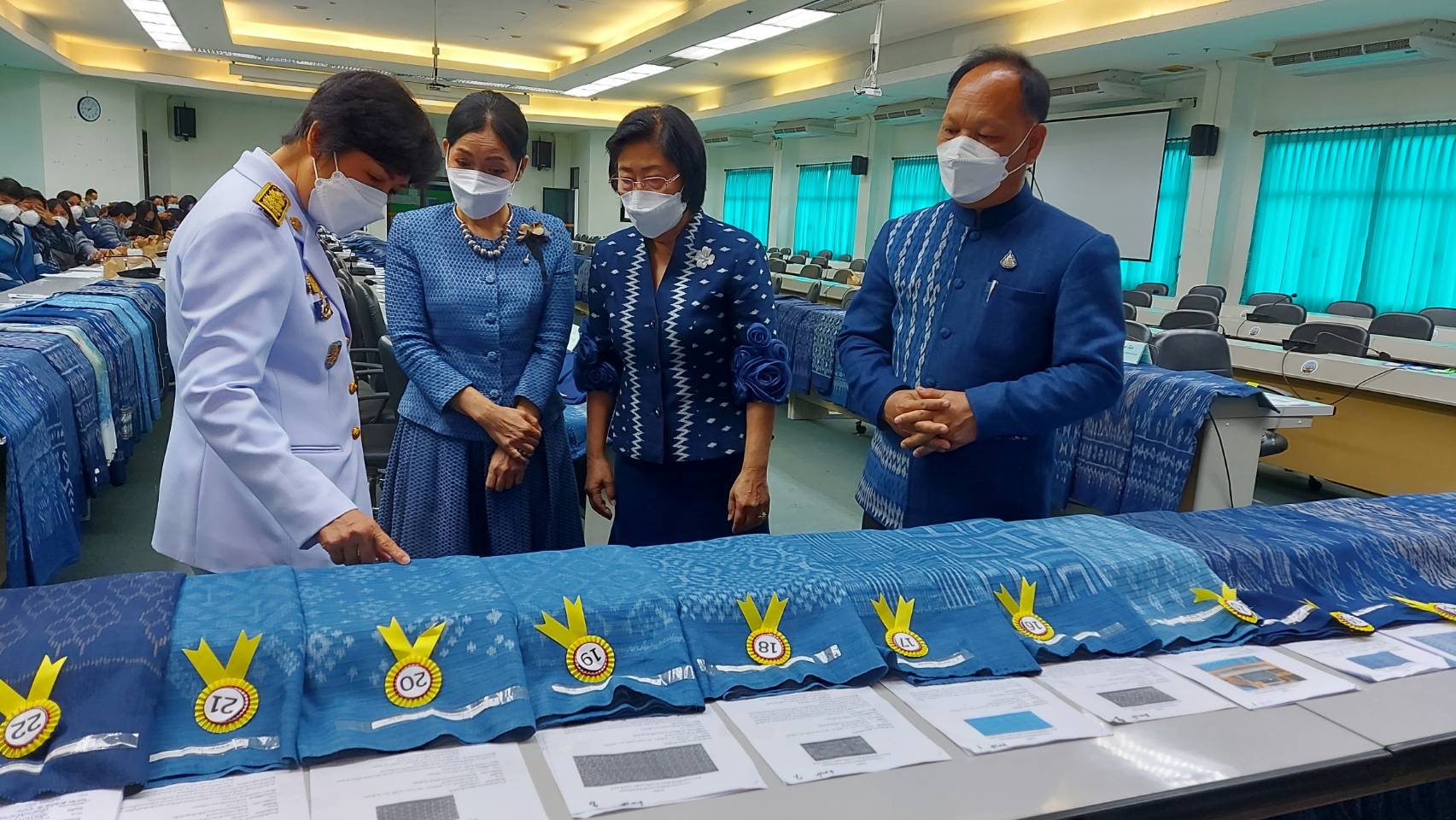 จังหวัดสกลนคร : จัดประกวดลายผ้าย้อมครามประจำจังหวัดสกลนคร “สืบสาน อนุรักษ์ศิลป์ผ้าถิ่นไทย ดำรงไว้ในแผ่นดิน” ประจำปี 2565
