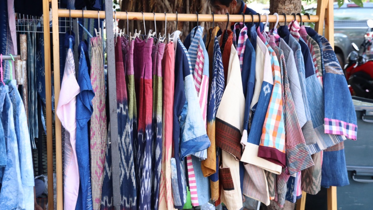 พช.สกลนคร : จัดตลาดนัดสินค้า OTOP สู้ภัยโควิด-19 ครั้งที่ 6