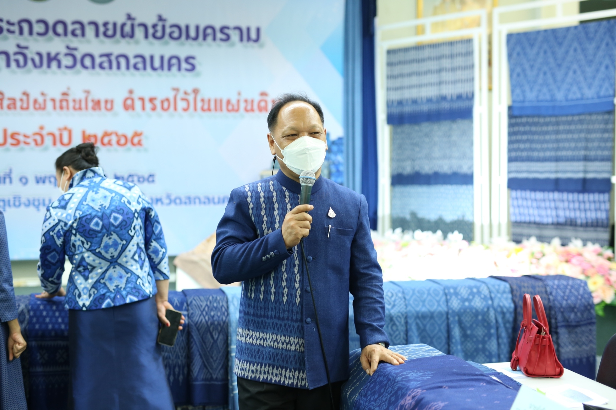 จังหวัดสกลนคร : จัดประกวดลายผ้าย้อมครามประจำจังหวัดสกลนคร “สืบสาน อนุรักษ์ศิลป์ผ้าถิ่นไทย ดำรงไว้ในแผ่นดิน” ประจำปี 2565