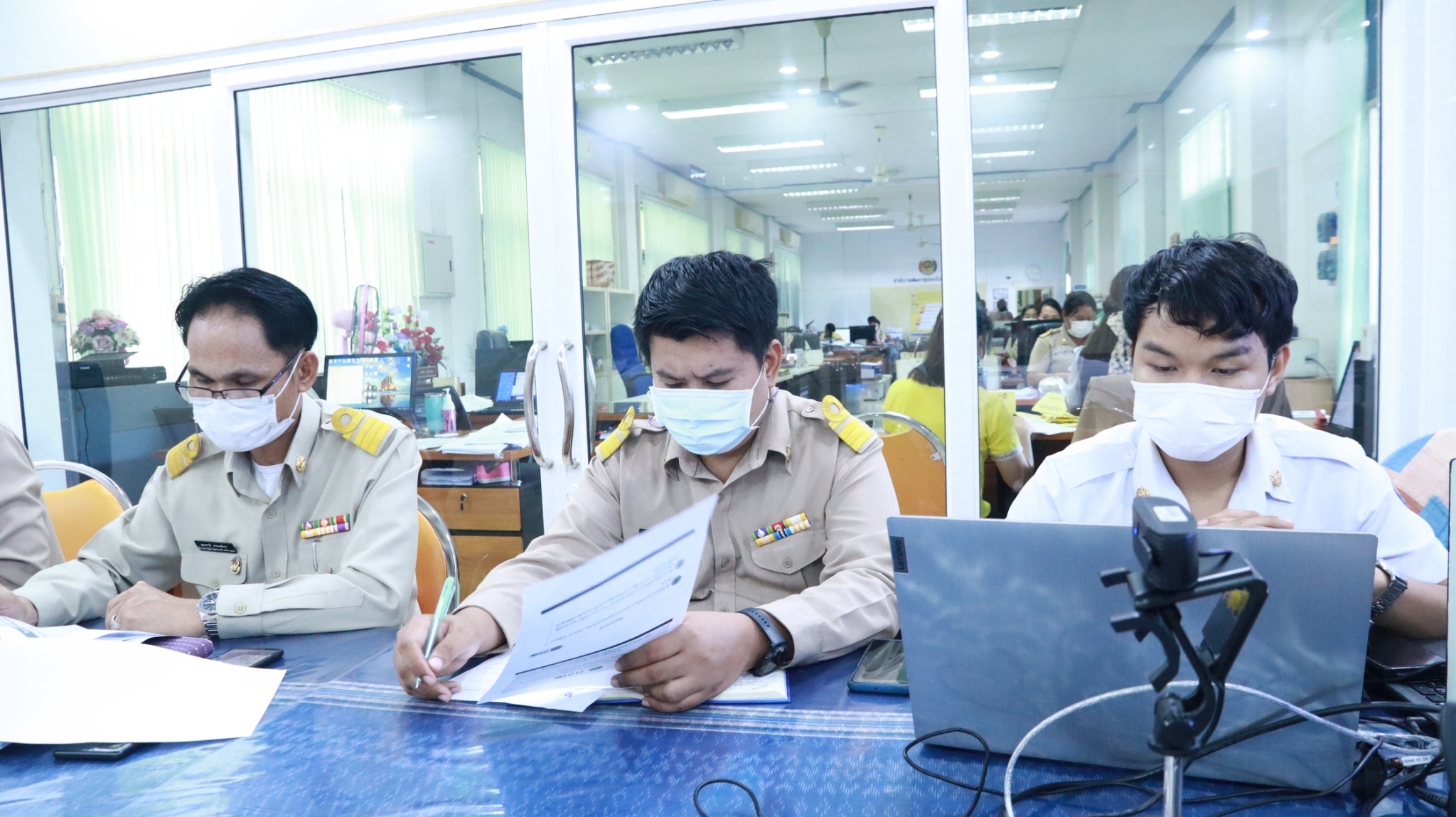 พช.สกลนคร : ร่วมประชุมติดตามการขับเคลื่อนการดำเนินงานขจัดความยากจนและพัฒนาคนทุกช่วงวัยอย่างยั่งยืนตามหลักปรัชญาของเศรษฐกิจพอเพียง