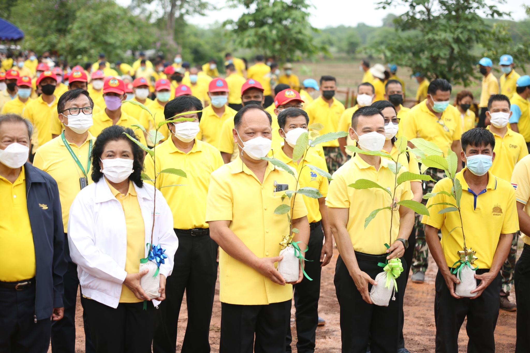 จังหวัดสกลนคร : KICK OFF โครงการปลูกป่าชุมชนเฉลิมพระเกียรติ พระบาทสมเด็จพระเจ้าอยู่หัว เนื่องในโอกาสมหามงคลเฉลิมพระชนมพรรษา 70 พรรษา 28 กรกฎาคม 2565 และ สมเด็จพระนางเจ้าสิริกิติ์ พระบรมราชินีนาถ พระบรมราชชนนีพันปีหลวง เนื่องในโอกาสมหามงคลเฉลิมพระชนมพรรษา 90 พรรษา 12 สิงหาคม 2565 และ โครงการ “ปลูกป่าในใจคน” ขยายผลการท่องเที่ยวโดยชุมชนตามรอยองค์หลวงปู่มั่น ภูริทัตโต