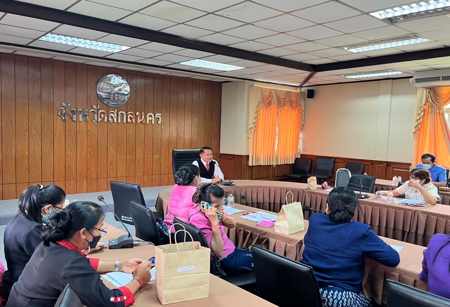 พช.สกลนคร : จัดประชุมเชิงปฏิบัติการพัฒนาระบบบริหารจัดการกองทุนและการประเมินผลทุนหมุนเวียนกองทุนพัฒนาบทบาทสตรี ประจำปี 2565