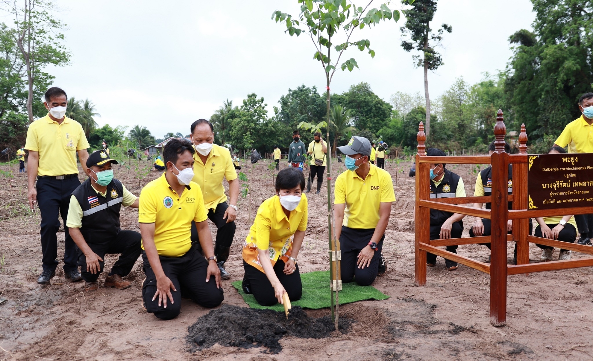 จังหวัดสกลนคร : KICK OFF โครงการปลูกป่าชุมชนเฉลิมพระเกียรติ พระบาทสมเด็จพระเจ้าอยู่หัว เนื่องในโอกาสมหามงคลเฉลิมพระชนมพรรษา 70 พรรษา 28 กรกฎาคม 2565 และ สมเด็จพระนางเจ้าสิริกิติ์ พระบรมราชินีนาถ พระบรมราชชนนีพันปีหลวง เนื่องในโอกาสมหามงคลเฉลิมพระชนมพรรษา 90 พรรษา 12 สิงหาคม 2565 และ โครงการ “ปลูกป่าในใจคน” ขยายผลการท่องเที่ยวโดยชุมชนตามรอยองค์หลวงปู่มั่น ภูริทัตโต