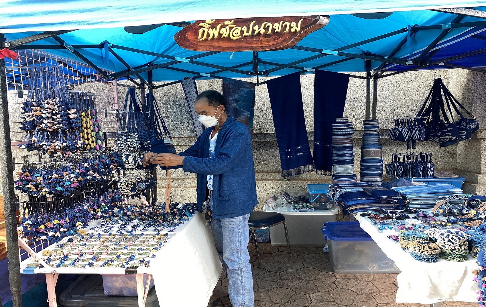 พช.สกลนคร : จัดตลาดนัดสินค้า OTOP สู้ภัยโควิด-19 ครั้งที่ 6