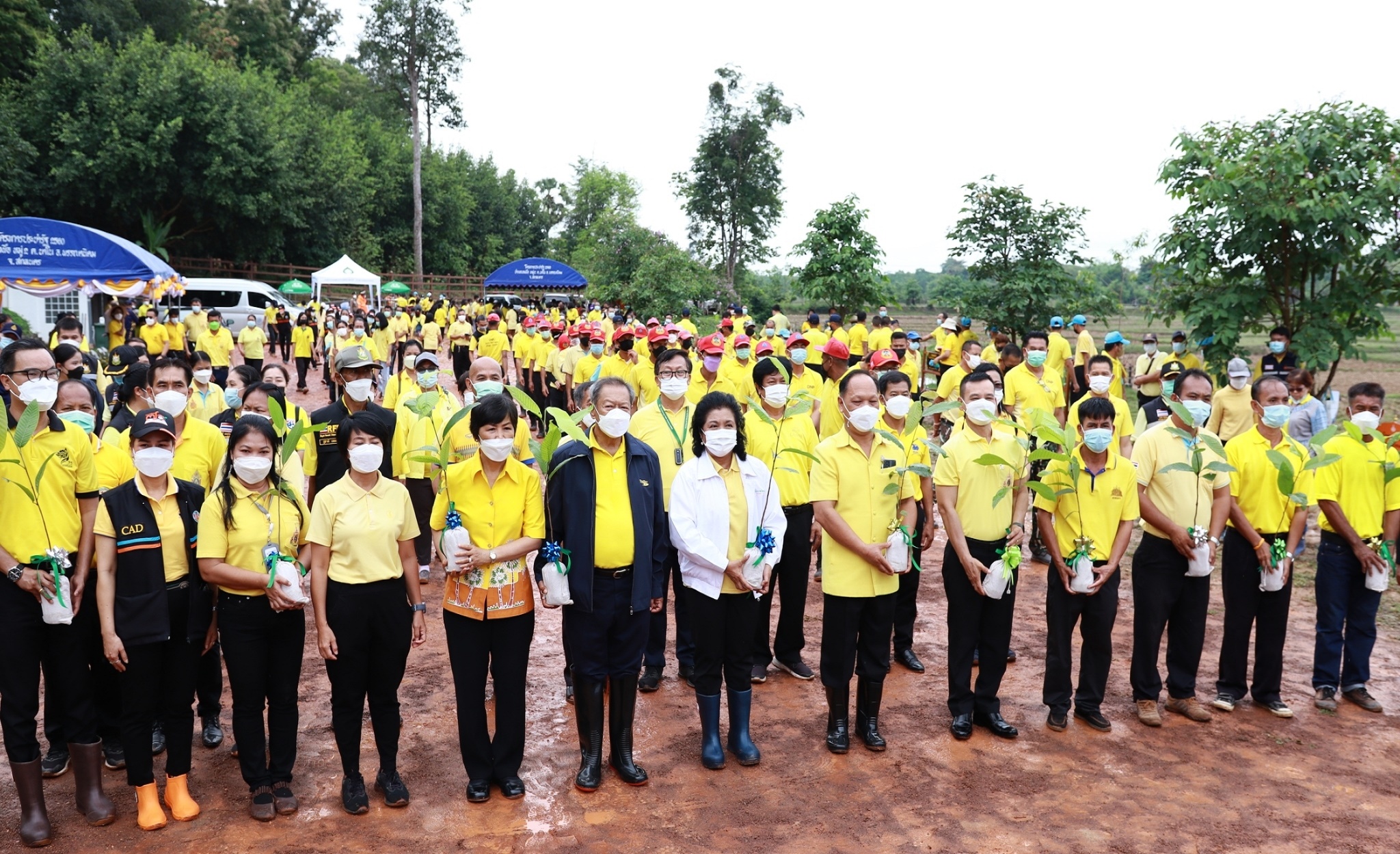 จังหวัดสกลนคร : KICK OFF โครงการปลูกป่าชุมชนเฉลิมพระเกียรติ พระบาทสมเด็จพระเจ้าอยู่หัว เนื่องในโอกาสมหามงคลเฉลิมพระชนมพรรษา 70 พรรษา 28 กรกฎาคม 2565 และ สมเด็จพระนางเจ้าสิริกิติ์ พระบรมราชินีนาถ พระบรมราชชนนีพันปีหลวง เนื่องในโอกาสมหามงคลเฉลิมพระชนมพรรษา 90 พรรษา 12 สิงหาคม 2565 และ โครงการ “ปลูกป่าในใจคน” ขยายผลการท่องเที่ยวโดยชุมชนตามรอยองค์หลวงปู่มั่น ภูริทัตโต