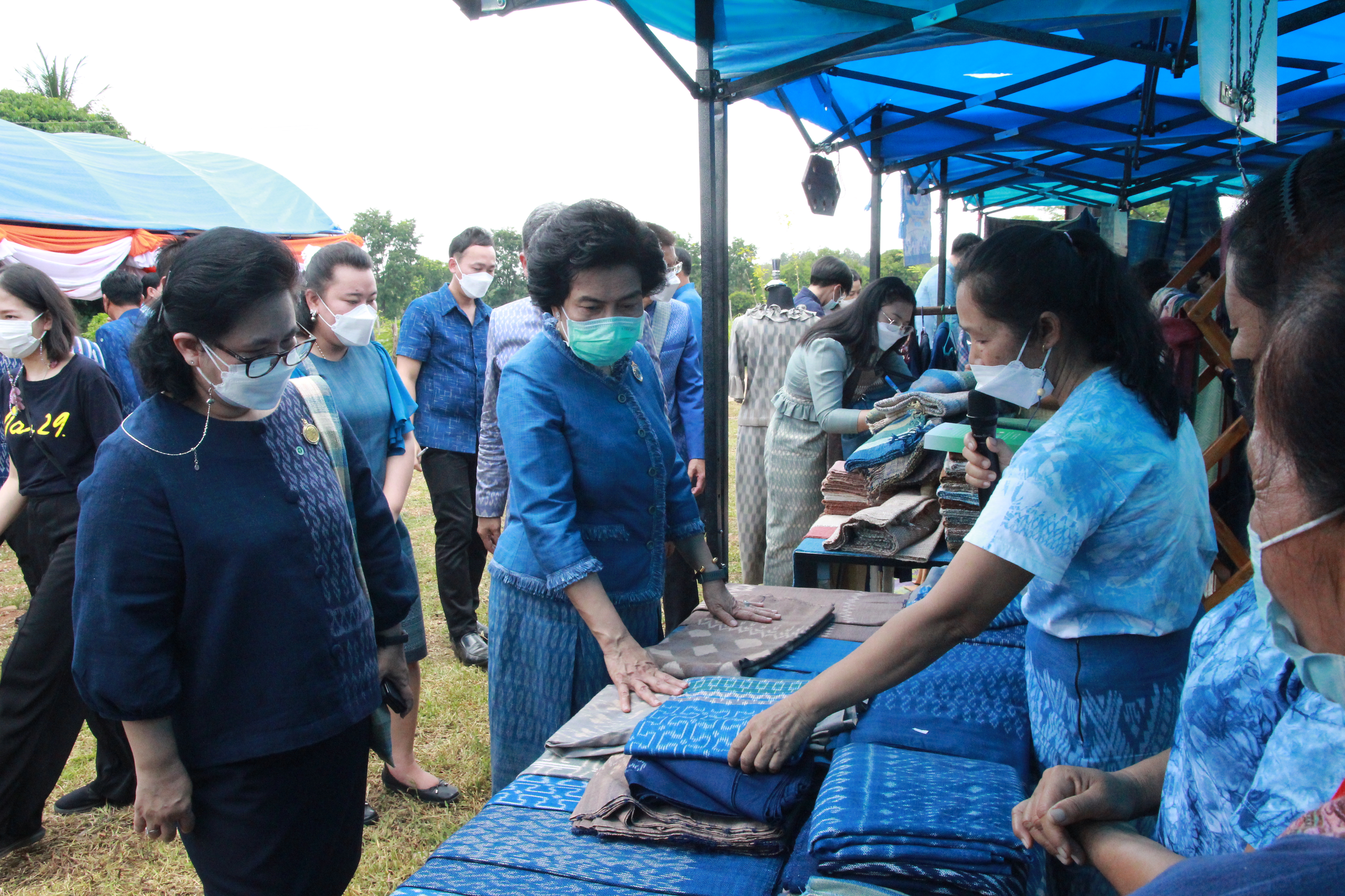 จังหวัดสกลนคร : กระทรวงมหาดไทย ขับเคลื่อนโครงการ “ผ้าไทยใส่ให้สนุก” ตามแนวพระดำริฯ  ณ วิชชาลัยดอนกอย วิถีแห่งการพัฒนาที่ยั่งยืน