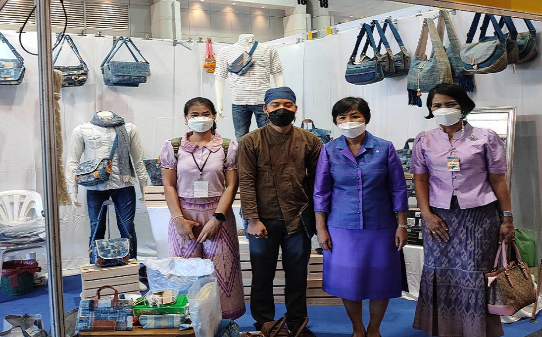 จังหวัดสกลนคร : ร่วมพิธีเปิดงาน OTOP Midyear  2022
