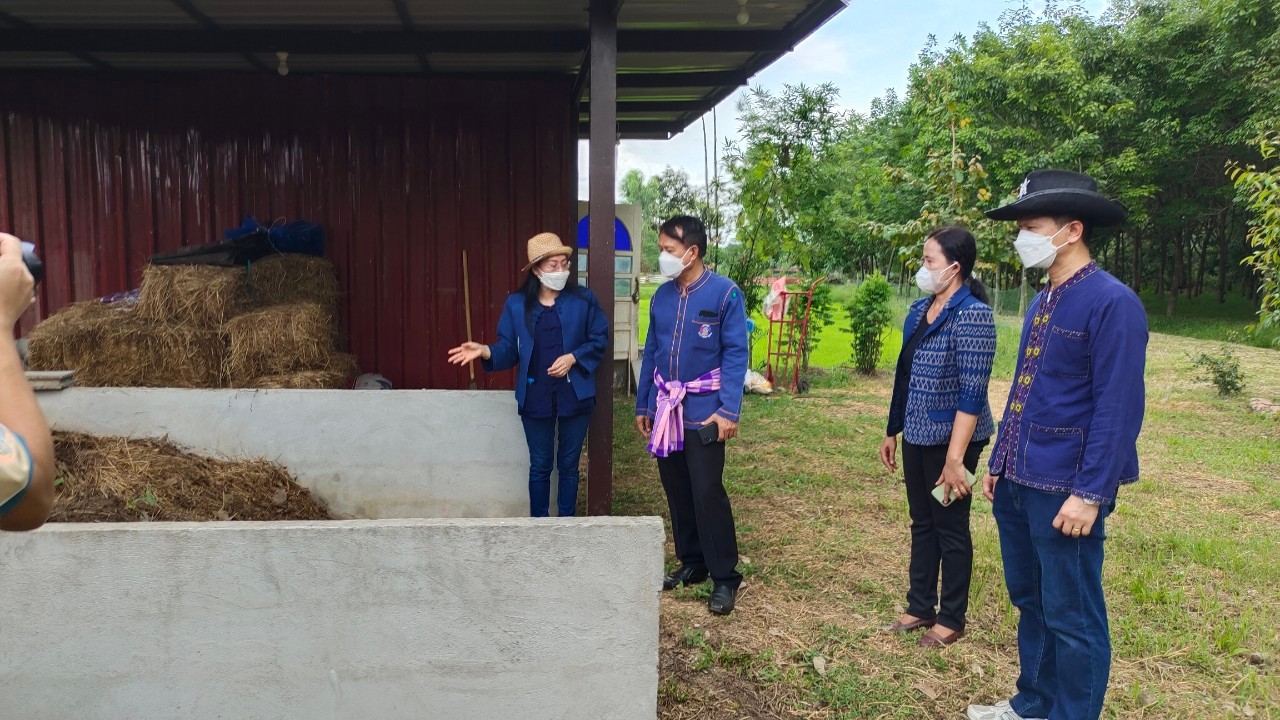 จังหวัดสกลนคร : คัดสรรหมู่บ้านเศรษฐกิจพอเพียง ”อยู่เย็น เป็นสุข”และตำบลเข้มแข็งตามหลักปรัชญาของเศรษฐกิจพอเพียงดีเด่น ระดับจังหวัด ประจำปี 2565