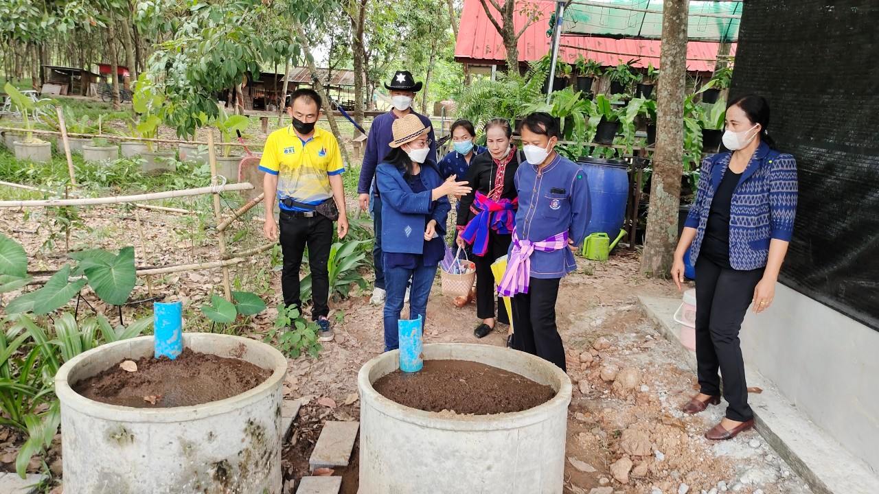 จังหวัดสกลนคร : คัดสรรหมู่บ้านเศรษฐกิจพอเพียง ”อยู่เย็น เป็นสุข”และตำบลเข้มแข็งตามหลักปรัชญาของเศรษฐกิจพอเพียงดีเด่น ระดับจังหวัด ประจำปี 2565