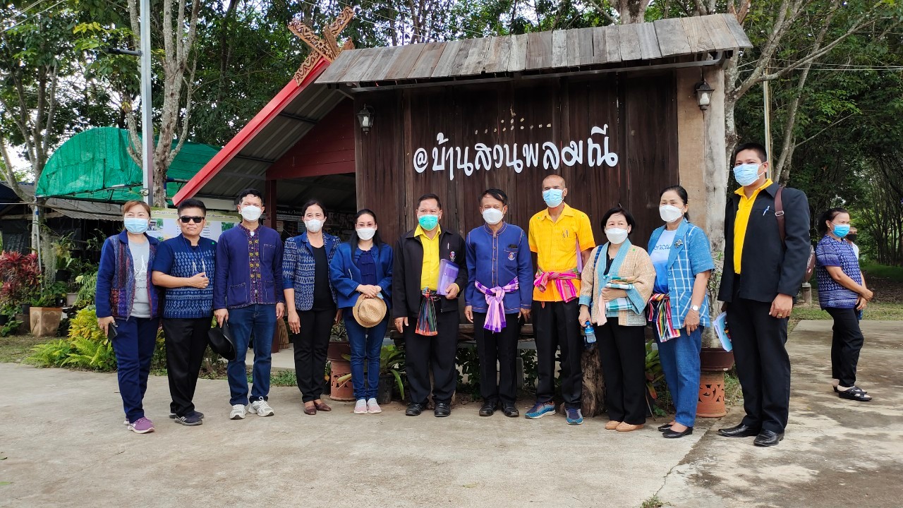จังหวัดสกลนคร : คัดสรรหมู่บ้านเศรษฐกิจพอเพียง ”อยู่เย็น เป็นสุข”และตำบลเข้มแข็งตามหลักปรัชญาของเศรษฐกิจพอเพียงดีเด่น ระดับจังหวัด ประจำปี 2565