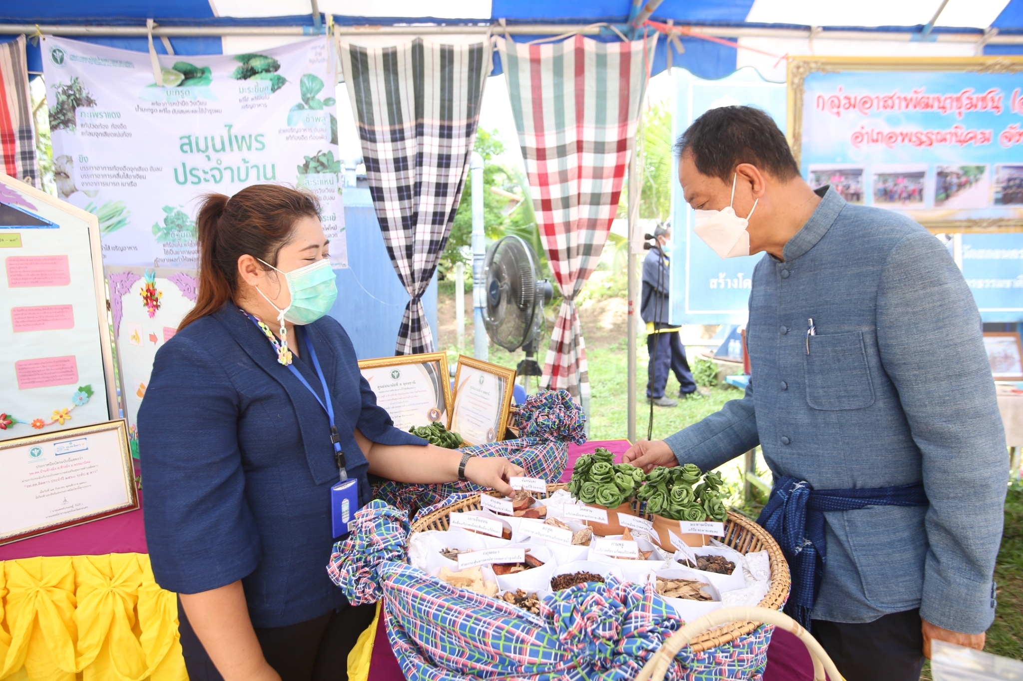 จังหวัดสกลนคร : คัดสรรหมู่บ้านเศรษฐกิจพอเพียง ”อยู่เย็น เป็นสุข”และตำบลเข้มแข็งตามหลักปรัชญาของเศรษฐกิจพอเพียงดีเด่น ระดับจังหวัด ประจำปี 2565