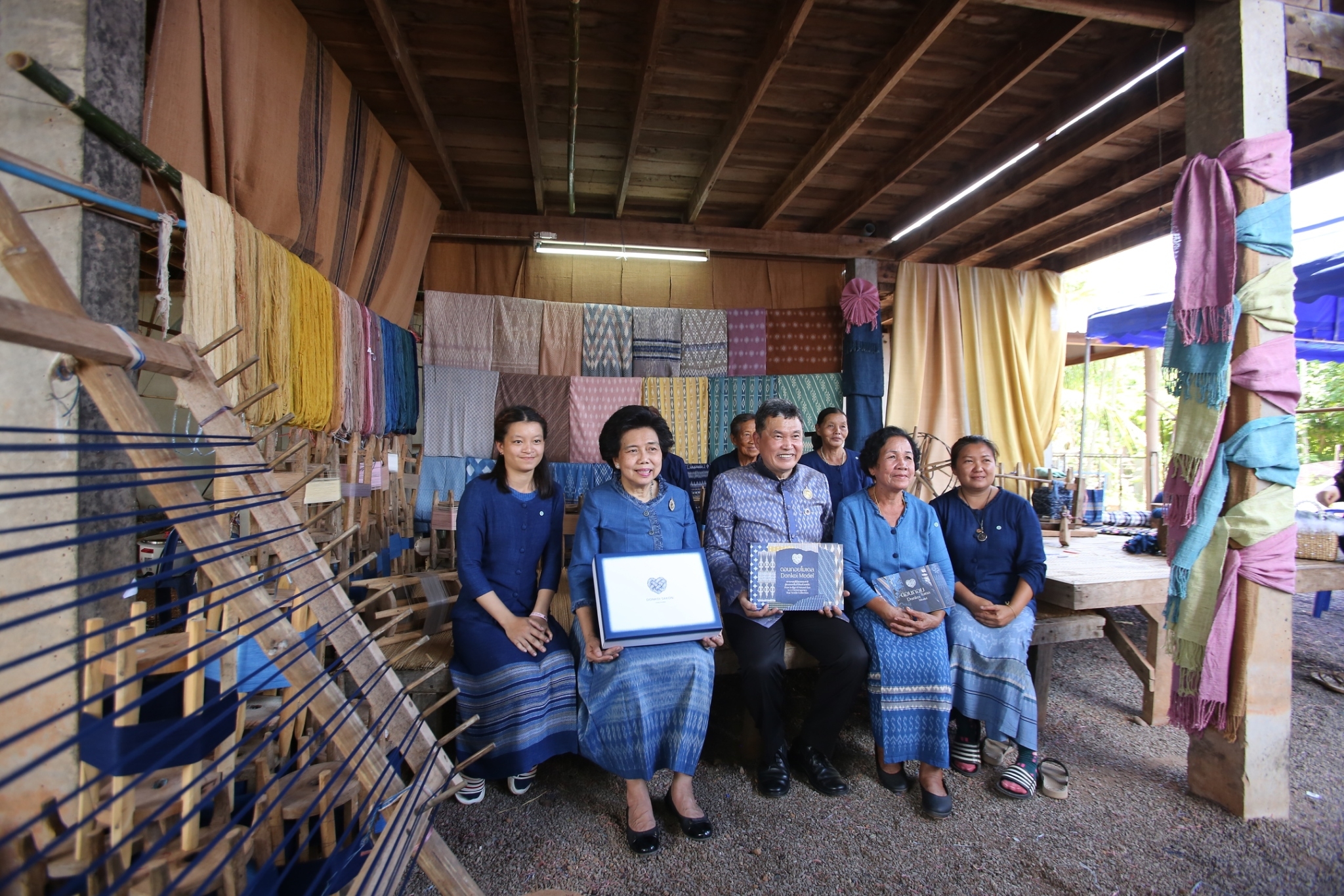 จังหวัดสกลนคร : กระทรวงมหาดไทย ขับเคลื่อนโครงการ “ผ้าไทยใส่ให้สนุก” ตามแนวพระดำริฯ  ณ วิชชาลัยดอนกอย วิถีแห่งการพัฒนาที่ยั่งยืน