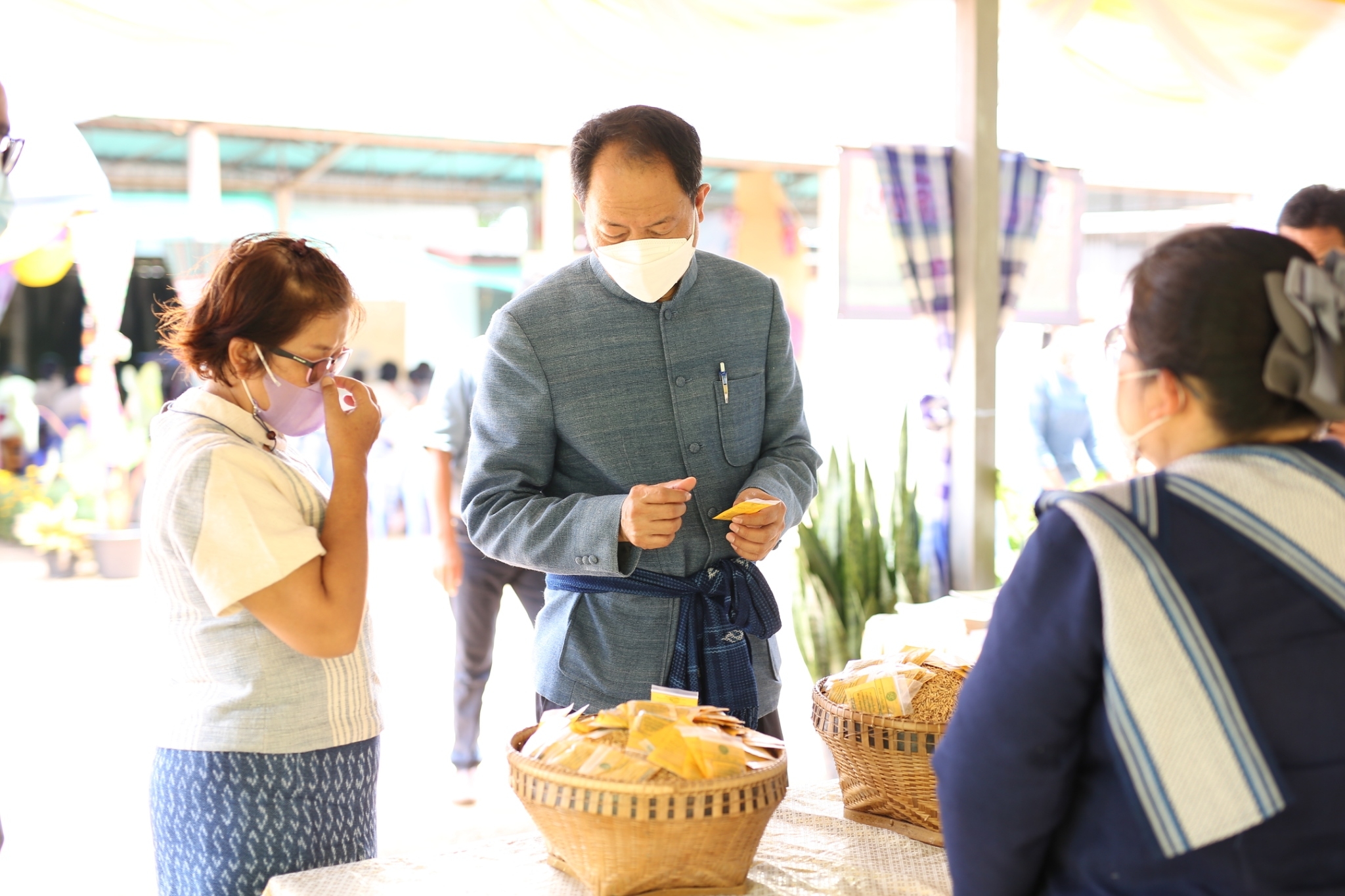 จังหวัดสกลนคร : คัดสรรหมู่บ้านเศรษฐกิจพอเพียง ”อยู่เย็น เป็นสุข”และตำบลเข้มแข็งตามหลักปรัชญาของเศรษฐกิจพอเพียงดีเด่น ระดับจังหวัด ประจำปี 2565