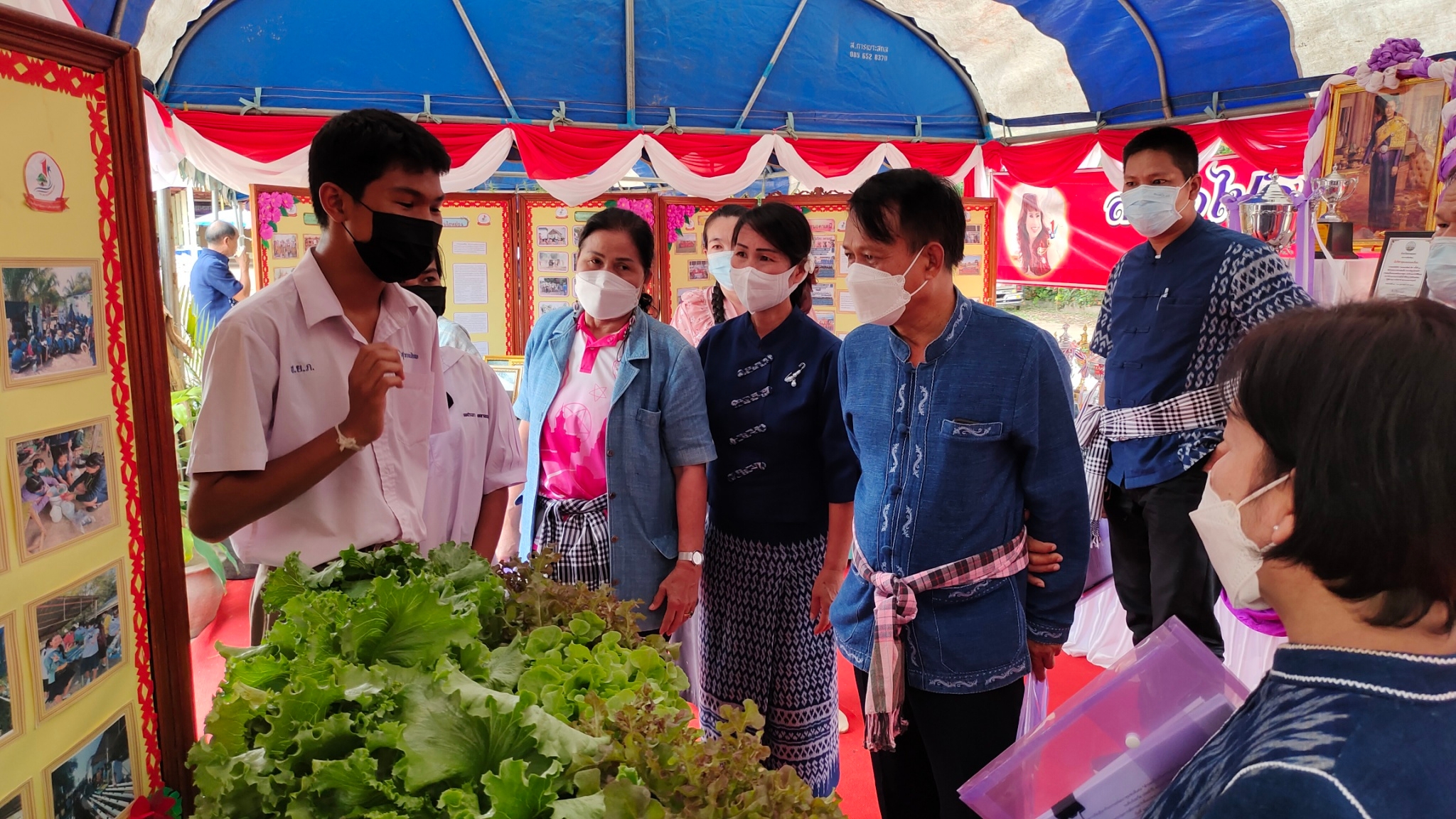จังหวัดสกลนคร : คัดสรรหมู่บ้านเศรษฐกิจพอเพียง ”อยู่เย็น เป็นสุข”และตำบลเข้มแข็งตามหลักปรัชญาของเศรษฐกิจพอเพียงดีเด่น ระดับจังหวัด ประจำปี 2565