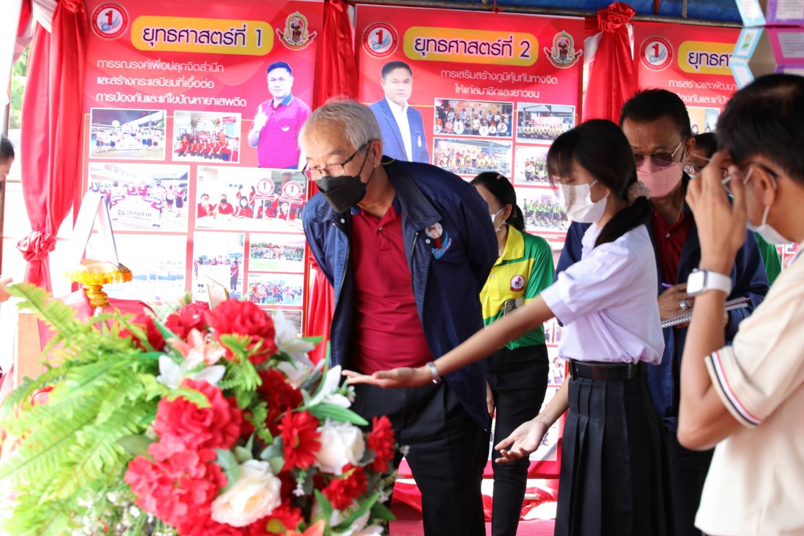 จังหวัดสกลนคร : คณะอนุกรรมการประกวดจังหวัด อำเภอ และชมรม TO BE NUMBER ONE ตรวจเยี่ยมการปฏิบัติงานและเก็บคะแนนการประกวดกิจกรรมในโครงการ TO BE NUMBER ONE ระดับประเทศ