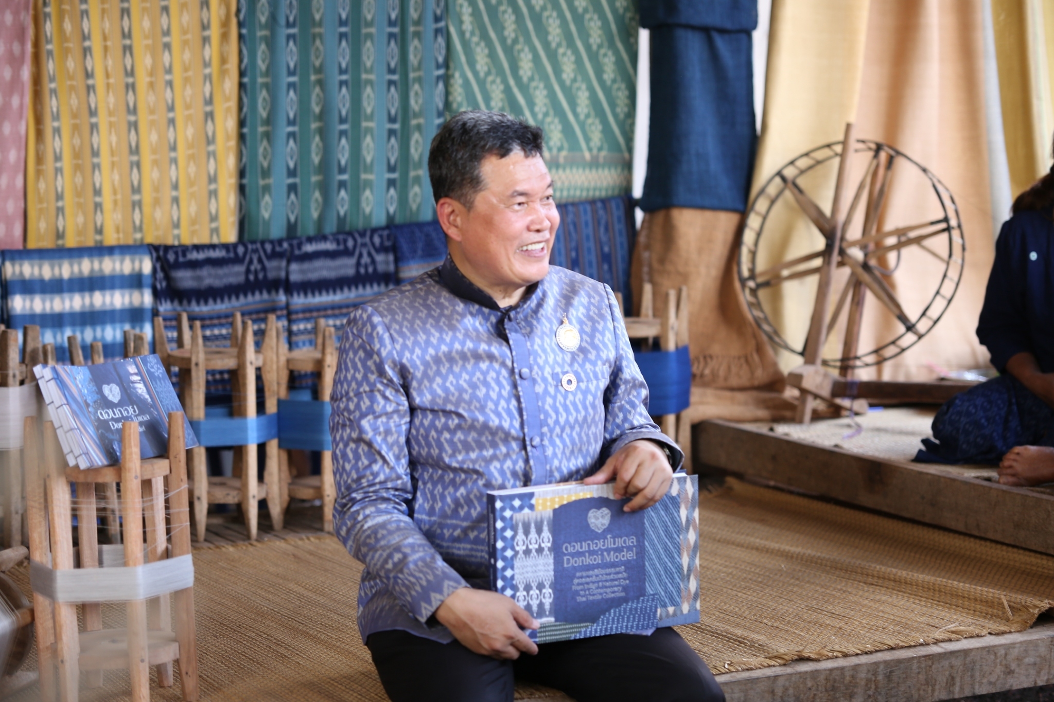 จังหวัดสกลนคร : กระทรวงมหาดไทย ขับเคลื่อนโครงการ “ผ้าไทยใส่ให้สนุก” ตามแนวพระดำริฯ  ณ วิชชาลัยดอนกอย วิถีแห่งการพัฒนาที่ยั่งยืน