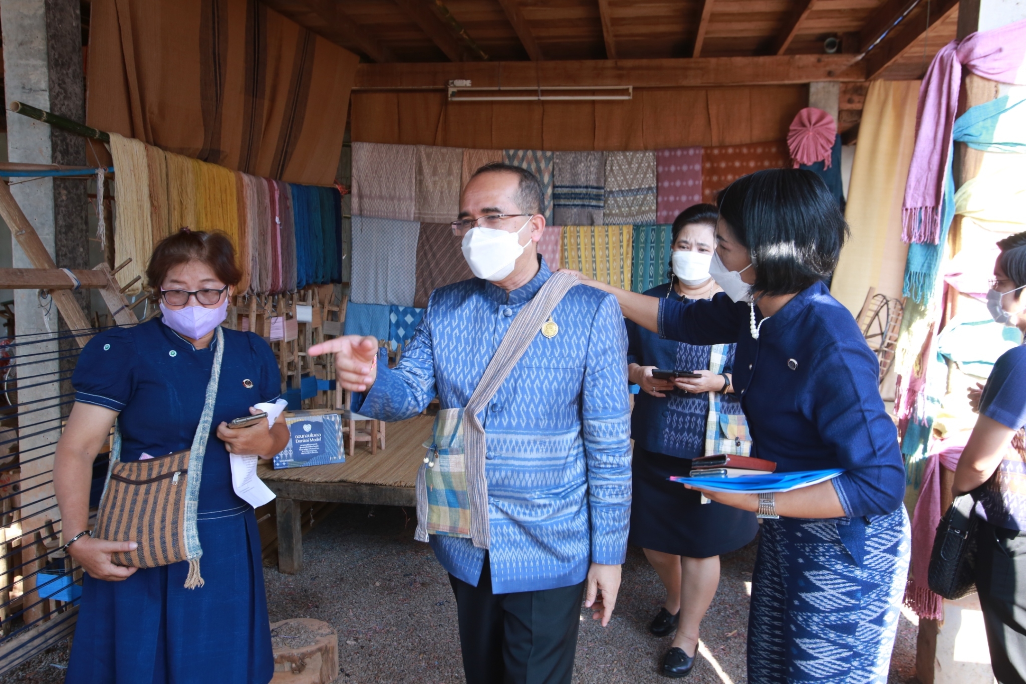 จังหวัดสกลนคร : กระทรวงมหาดไทย ขับเคลื่อนโครงการ “ผ้าไทยใส่ให้สนุก” ตามแนวพระดำริฯ  ณ วิชชาลัยดอนกอย วิถีแห่งการพัฒนาที่ยั่งยืน