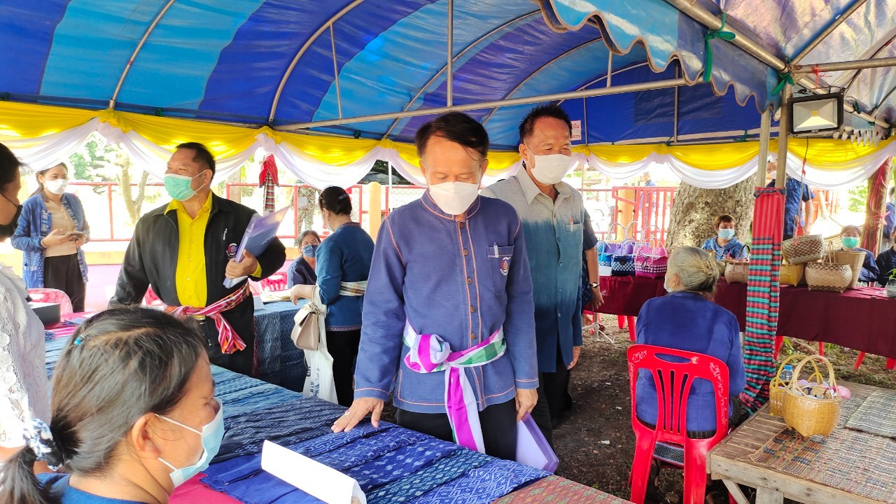 จังหวัดสกลนคร : คัดสรรหมู่บ้านเศรษฐกิจพอเพียง ”อยู่เย็น เป็นสุข”และตำบลเข้มแข็งตามหลักปรัชญาของเศรษฐกิจพอเพียงดีเด่น ระดับจังหวัด ประจำปี 2565
