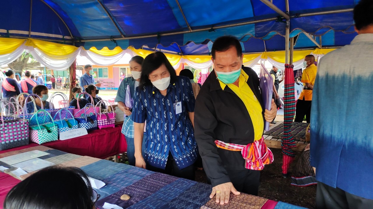 จังหวัดสกลนคร : คัดสรรหมู่บ้านเศรษฐกิจพอเพียง ”อยู่เย็น เป็นสุข”และตำบลเข้มแข็งตามหลักปรัชญาของเศรษฐกิจพอเพียงดีเด่น ระดับจังหวัด ประจำปี 2565