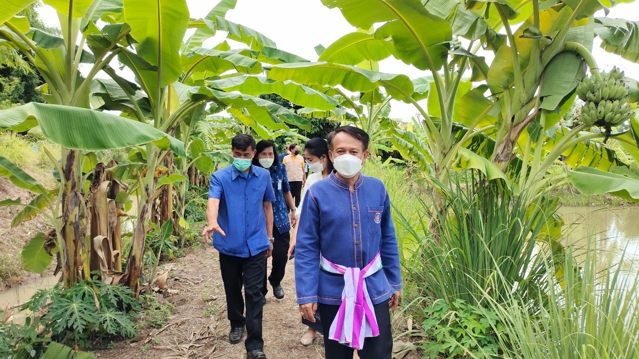 จังหวัดสกลนคร : คัดสรรหมู่บ้านเศรษฐกิจพอเพียง ”อยู่เย็น เป็นสุข”และตำบลเข้มแข็งตามหลักปรัชญาของเศรษฐกิจพอเพียงดีเด่น ระดับจังหวัด ประจำปี 2565