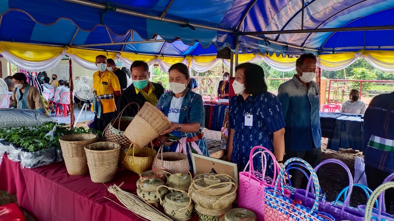 จังหวัดสกลนคร : คัดสรรหมู่บ้านเศรษฐกิจพอเพียง ”อยู่เย็น เป็นสุข”และตำบลเข้มแข็งตามหลักปรัชญาของเศรษฐกิจพอเพียงดีเด่น ระดับจังหวัด ประจำปี 2565