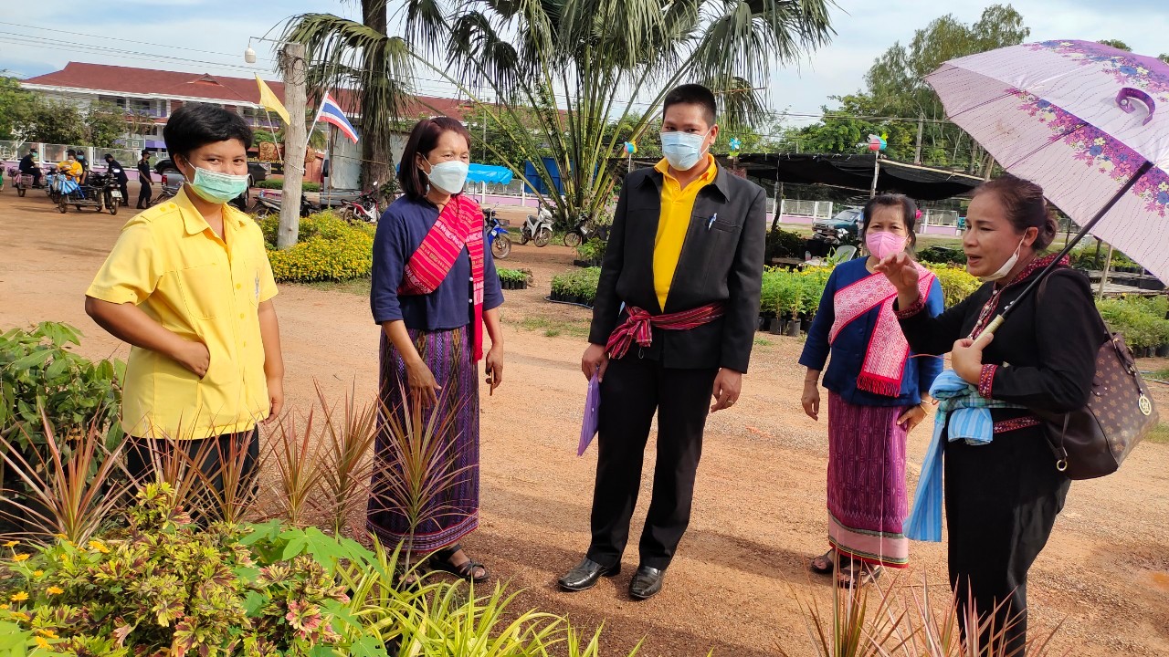 จังหวัดสกลนคร : คัดสรรหมู่บ้านเศรษฐกิจพอเพียง ”อยู่เย็น เป็นสุข”และตำบลเข้มแข็งตามหลักปรัชญาของเศรษฐกิจพอเพียงดีเด่น ระดับจังหวัด ประจำปี 2565