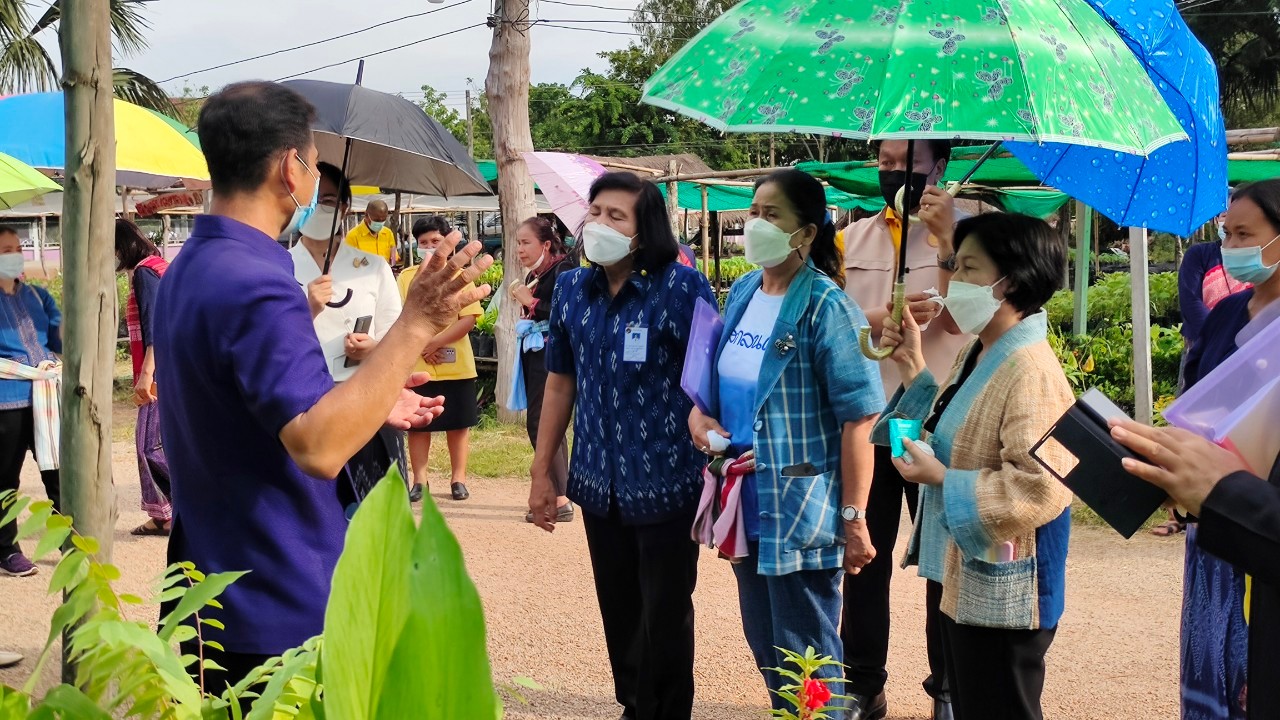 จังหวัดสกลนคร : คัดสรรหมู่บ้านเศรษฐกิจพอเพียง ”อยู่เย็น เป็นสุข”และตำบลเข้มแข็งตามหลักปรัชญาของเศรษฐกิจพอเพียงดีเด่น ระดับจังหวัด ประจำปี 2565