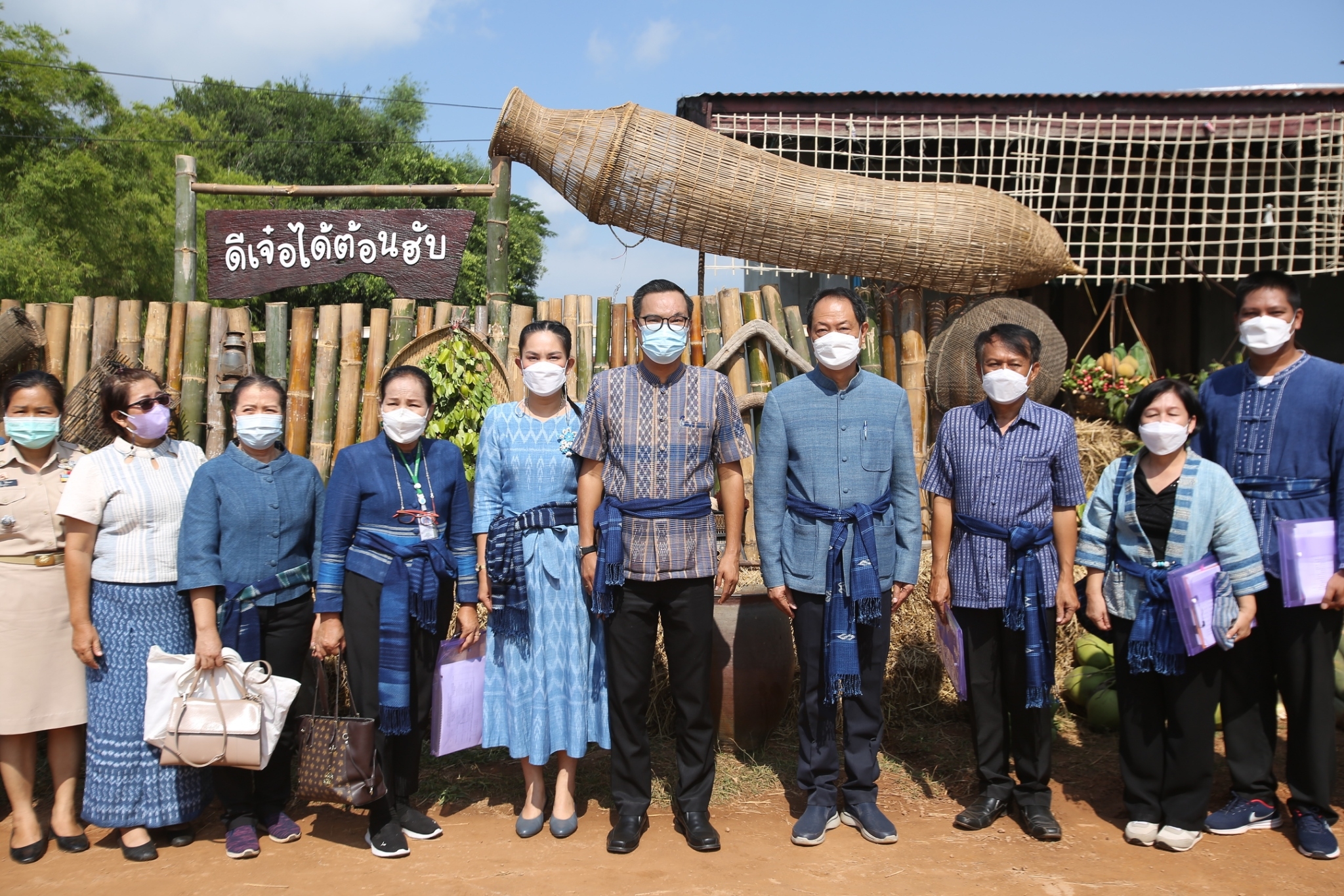 จังหวัดสกลนคร : คัดสรรหมู่บ้านเศรษฐกิจพอเพียง ”อยู่เย็น เป็นสุข”และตำบลเข้มแข็งตามหลักปรัชญาของเศรษฐกิจพอเพียงดีเด่น ระดับจังหวัด ประจำปี 2565