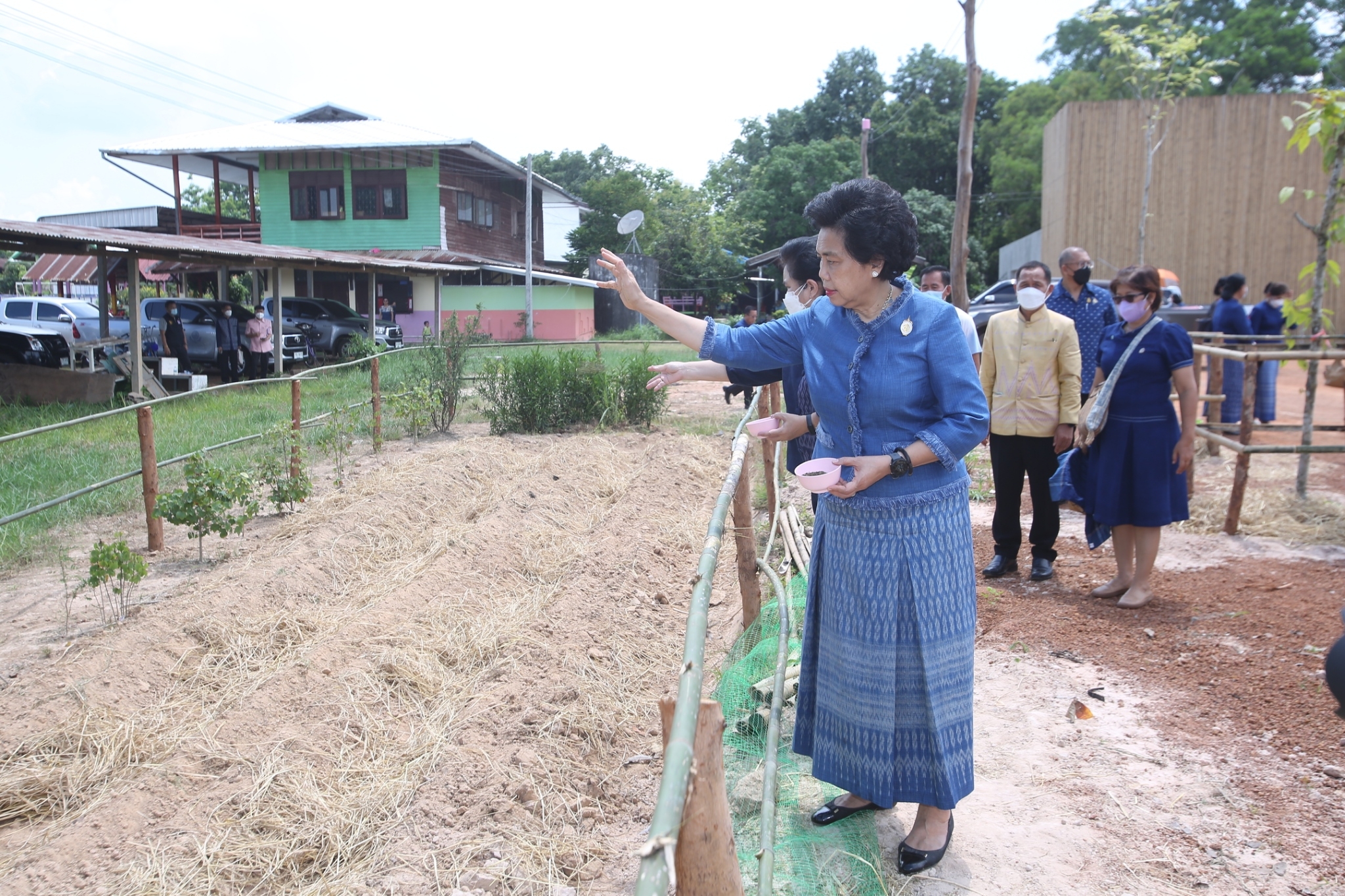 จังหวัดสกลนคร : กระทรวงมหาดไทย ขับเคลื่อนโครงการ “ผ้าไทยใส่ให้สนุก” ตามแนวพระดำริฯ  ณ วิชชาลัยดอนกอย วิถีแห่งการพัฒนาที่ยั่งยืน