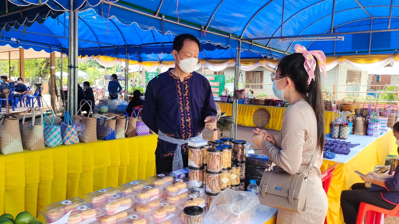จังหวัดสกลนคร : คัดสรรหมู่บ้านเศรษฐกิจพอเพียง ”อยู่เย็น เป็นสุข”และตำบลเข้มแข็งตามหลักปรัชญาของเศรษฐกิจพอเพียงดีเด่น ระดับจังหวัด ประจำปี 2565