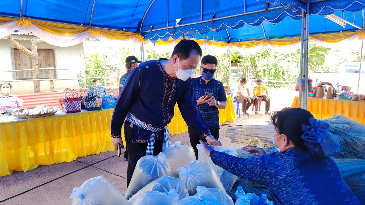 จังหวัดสกลนคร : คัดสรรหมู่บ้านเศรษฐกิจพอเพียง ”อยู่เย็น เป็นสุข”และตำบลเข้มแข็งตามหลักปรัชญาของเศรษฐกิจพอเพียงดีเด่น ระดับจังหวัด ประจำปี 2565