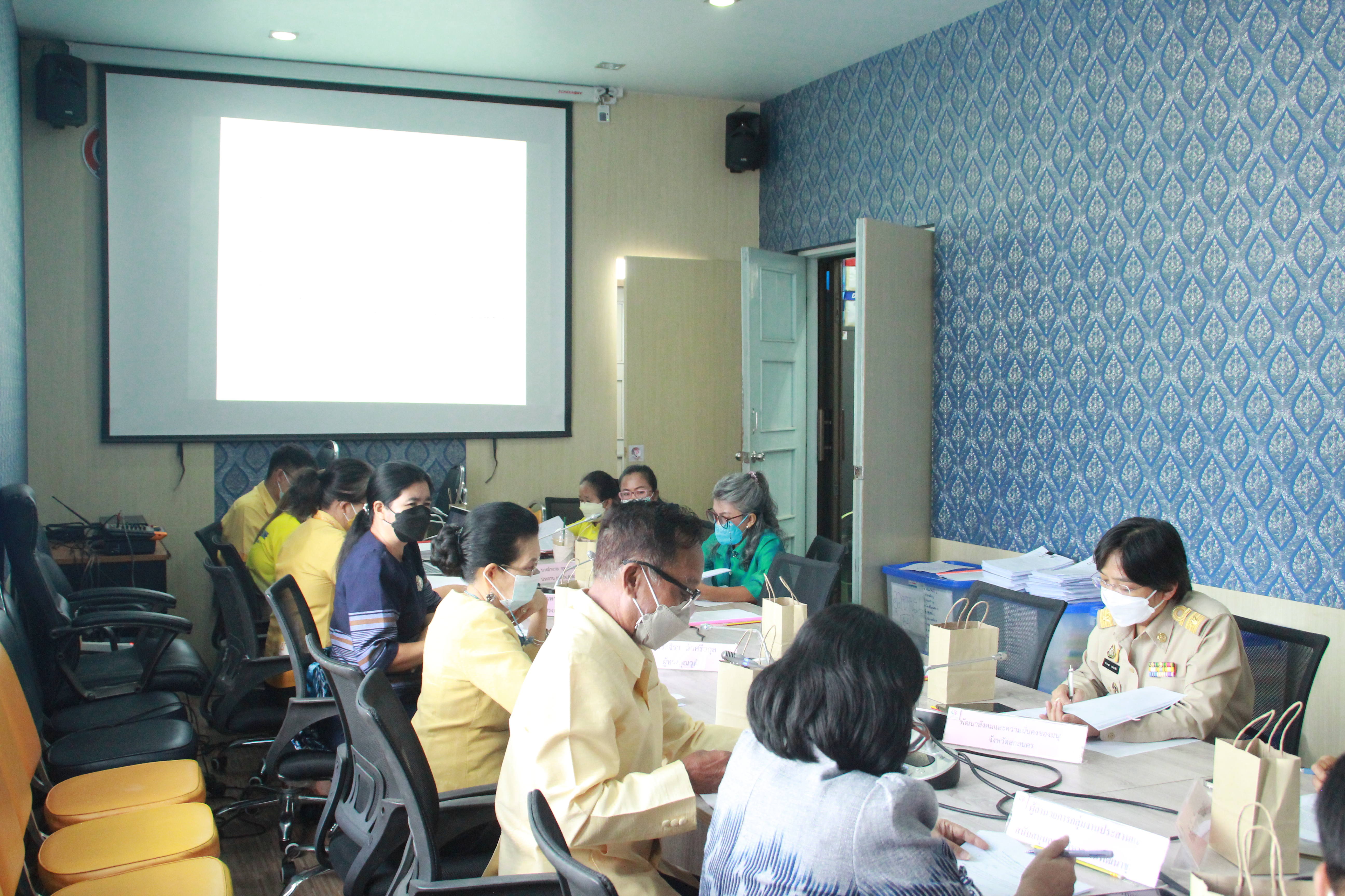 จังหวัดสกลนคร : ประชุมคณะอนุกรรมการบริหารกองทุนพัฒนาบทบาทสตรีจังหวัดสกลนคร